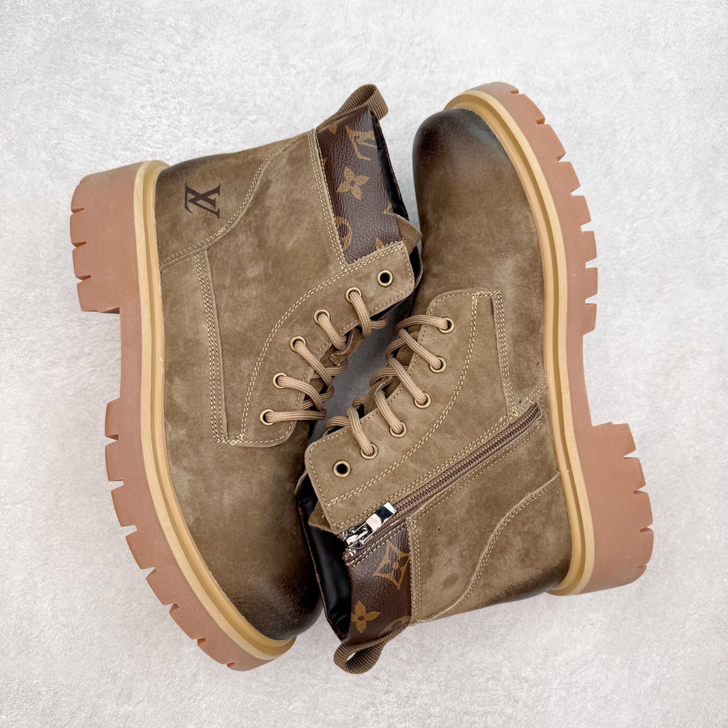 图片[3]-Louis Vuitton 路易威登 LV秋冬新款轻底休闲大黄靴 #代购专供品质 高弹Modern 外置防滑橡塑发泡超轻大底 系带设计 穿脱十分方便 采用TPU模压定型真皮鞋面材质#EVA轻翼科技外底具有防滑,耐磨和良好的弹性 Pharrell Williams充分发挥了作为Louis Vuitton创意总监的角色 这款鞋重新定义了 6英寸大黄靴的经典设计 致敬1996年Grandmaster Flash经典黄靴造型 原厂五金鞋带扣 工艺全新升级 中山大厂代工 原单进口皮料 独立私模大底，正确logo， 原装一致头层磨砂皮 搭配经典老花领口 全新原厂包装鞋盒 市场独家供应 尺码：39-43（皮鞋码）-选品中心