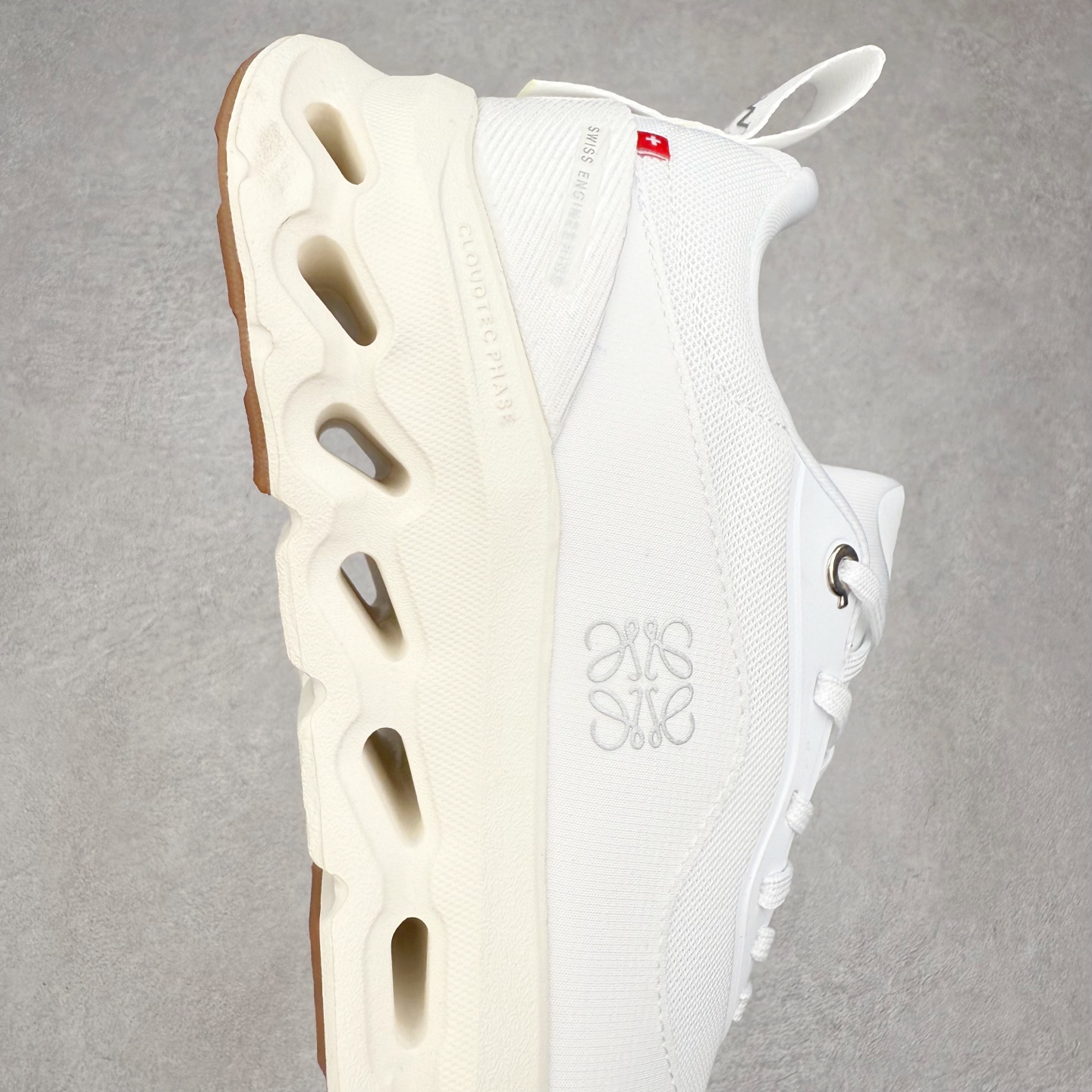 图片[6]-LOEWE x On Cloudtilt 2.0 昂跑罗意威联名 圆头系带生活休闲鞋 此运动品牌 开创于2010年 缓震着陆、强效回弹、轻柔质感的设计构思始终是ON研制关键 与此同时基于“为全球提供革新性的跑步感受”信念 陆续推出了多款跑鞋及其以专业运动人体跑步工程学为设计关键的功能性跑步服饰设备 让跑者不费力气地畅快畅跑 尺码：36 36.5 37.5 38 38.5 39 40 40.5 41 42 42.5 43 44 44.5 45-选品中心