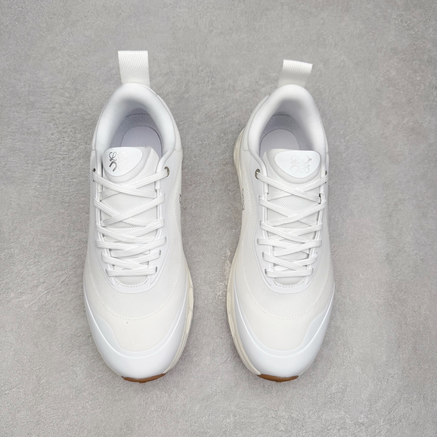 图片[2]-LOEWE x On Cloudtilt 2.0 昂跑罗意威联名 圆头系带生活休闲鞋 此运动品牌 开创于2010年 缓震着陆、强效回弹、轻柔质感的设计构思始终是ON研制关键 与此同时基于“为全球提供革新性的跑步感受”信念 陆续推出了多款跑鞋及其以专业运动人体跑步工程学为设计关键的功能性跑步服饰设备 让跑者不费力气地畅快畅跑 尺码：36 36.5 37.5 38 38.5 39 40 40.5 41 42 42.5 43 44 44.5 45-选品中心