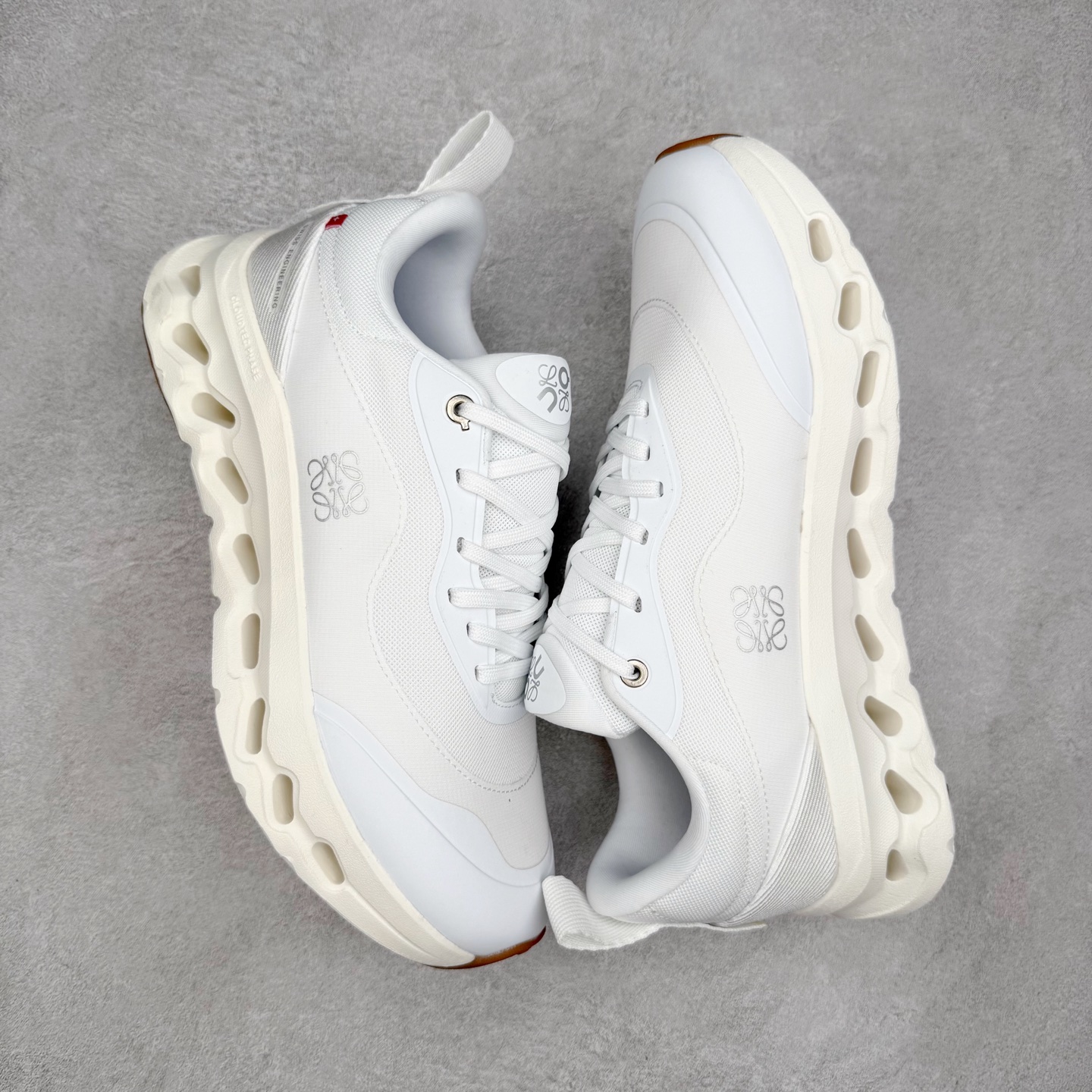 图片[3]-LOEWE x On Cloudtilt 2.0 昂跑罗意威联名 圆头系带生活休闲鞋 此运动品牌 开创于2010年 缓震着陆、强效回弹、轻柔质感的设计构思始终是ON研制关键 与此同时基于“为全球提供革新性的跑步感受”信念 陆续推出了多款跑鞋及其以专业运动人体跑步工程学为设计关键的功能性跑步服饰设备 让跑者不费力气地畅快畅跑 尺码：36 36.5 37.5 38 38.5 39 40 40.5 41 42 42.5 43 44 44.5 45-选品中心