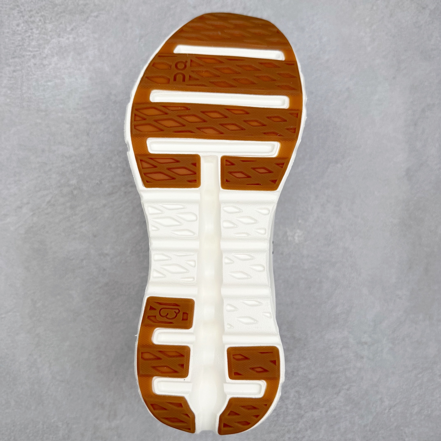 图片[9]-LOEWE x On Cloudtilt 2.0 昂跑罗意威联名 圆头系带生活休闲鞋 此运动品牌 开创于2010年 缓震着陆、强效回弹、轻柔质感的设计构思始终是ON研制关键 与此同时基于“为全球提供革新性的跑步感受”信念 陆续推出了多款跑鞋及其以专业运动人体跑步工程学为设计关键的功能性跑步服饰设备 让跑者不费力气地畅快畅跑 尺码：36 36.5 37.5 38 38.5 39 40 40.5 41 42 42.5 43 44 44.5 45-选品中心