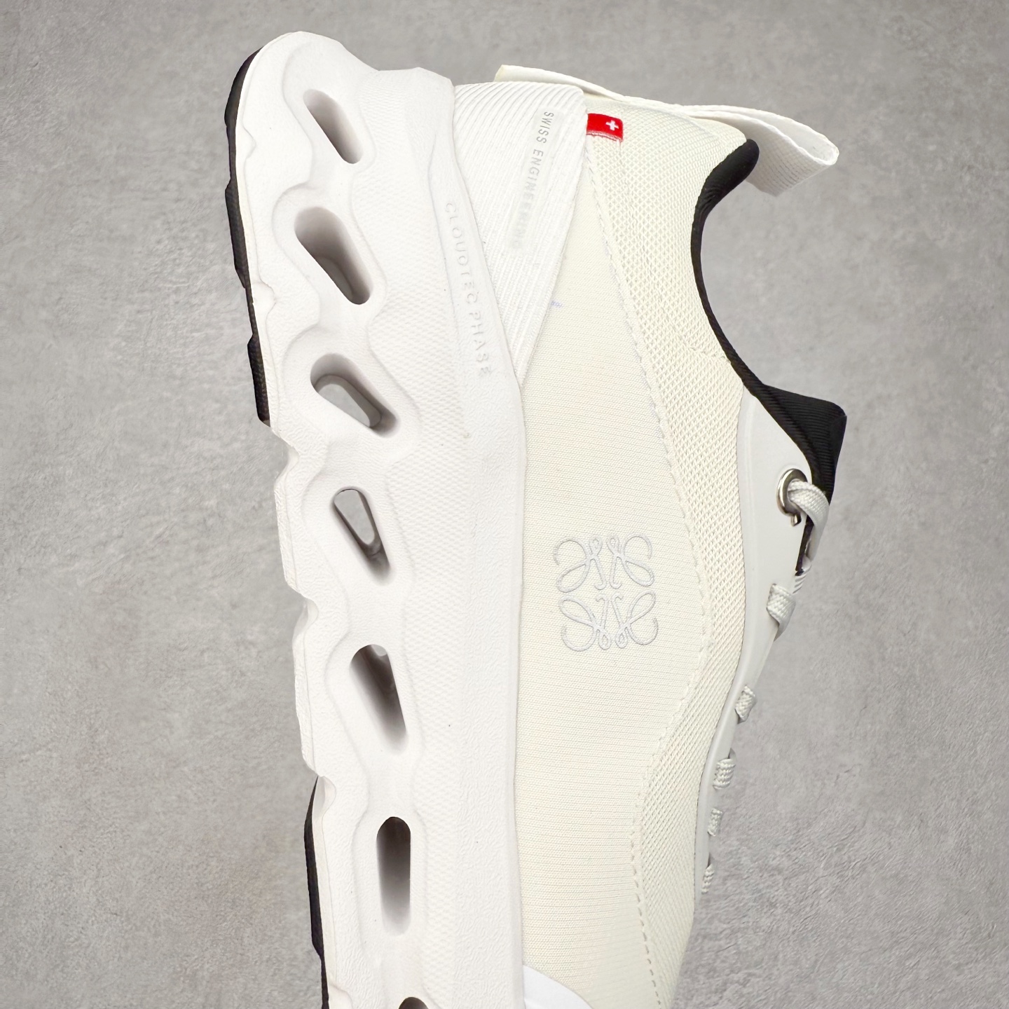 图片[6]-LOEWE x On Cloudtilt 2.0 昂跑罗意威联名 圆头系带生活休闲鞋 此运动品牌 开创于2010年 缓震着陆、强效回弹、轻柔质感的设计构思始终是ON研制关键 与此同时基于“为全球提供革新性的跑步感受”信念 陆续推出了多款跑鞋及其以专业运动人体跑步工程学为设计关键的功能性跑步服饰设备 让跑者不费力气地畅快畅跑 尺码：36 36.5 37.5 38 38.5 39 40 40.5 41 42 42.5 43 44 44.5 45-选品中心