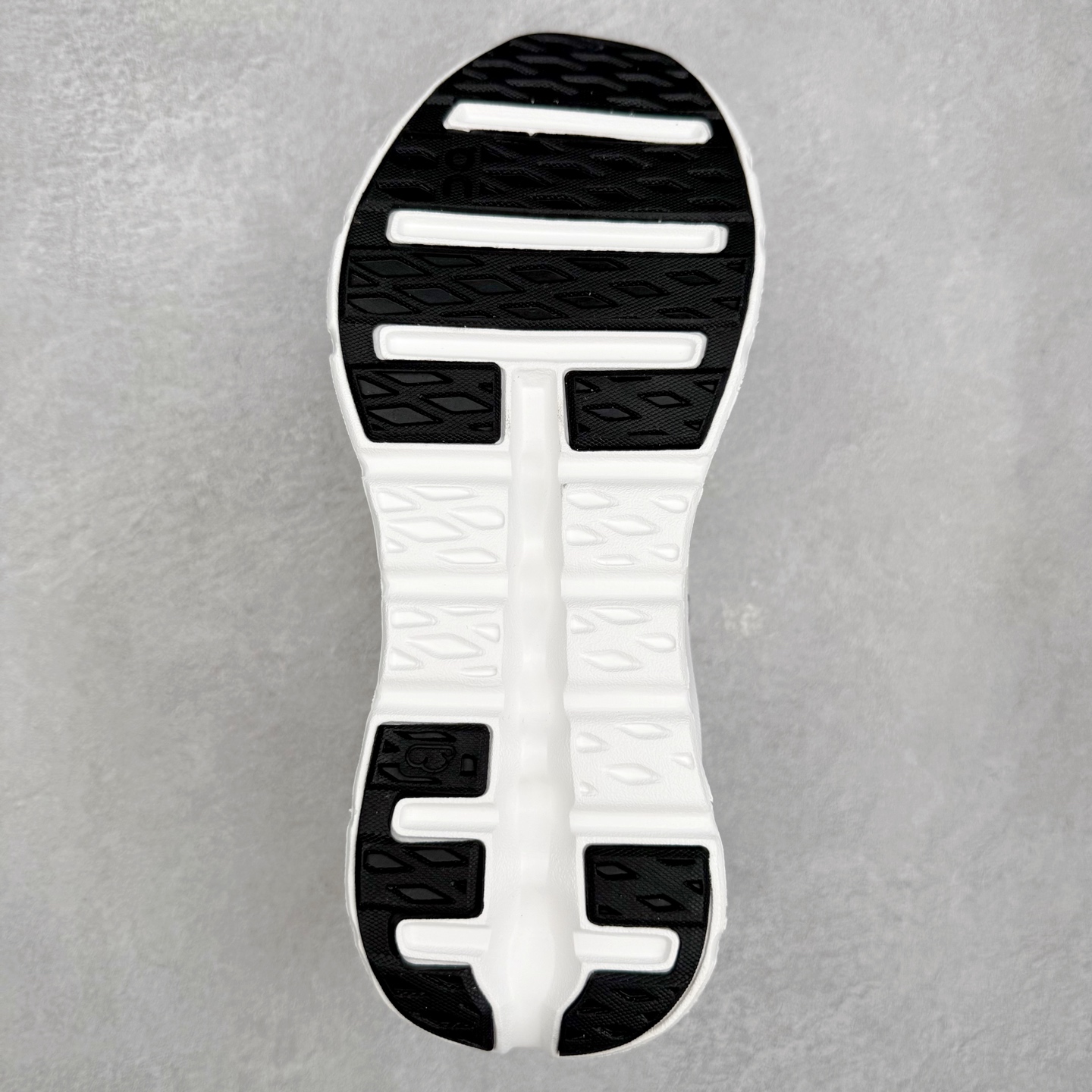 图片[9]-LOEWE x On Cloudtilt 2.0 昂跑罗意威联名 圆头系带生活休闲鞋 此运动品牌 开创于2010年 缓震着陆、强效回弹、轻柔质感的设计构思始终是ON研制关键 与此同时基于“为全球提供革新性的跑步感受”信念 陆续推出了多款跑鞋及其以专业运动人体跑步工程学为设计关键的功能性跑步服饰设备 让跑者不费力气地畅快畅跑 尺码：36 36.5 37.5 38 38.5 39 40 40.5 41 42 42.5 43 44 44.5 45-选品中心