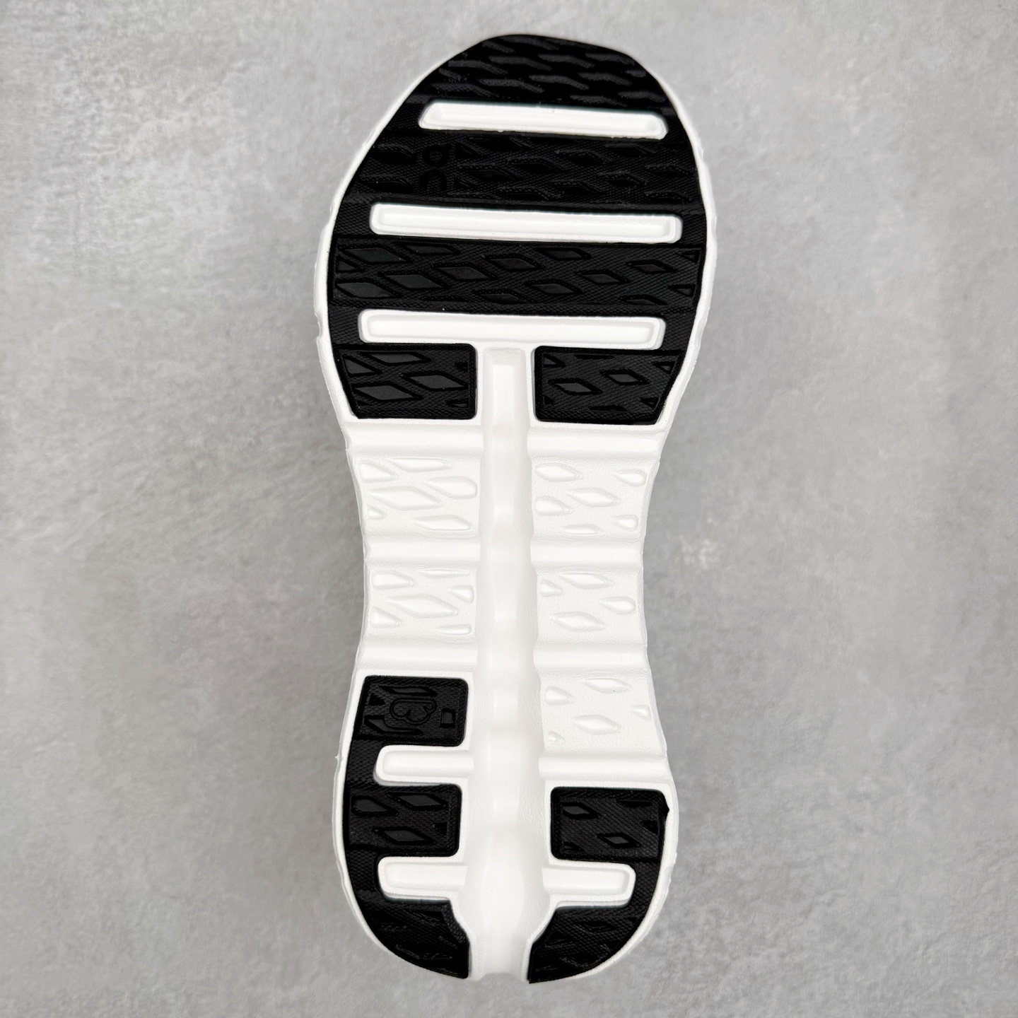 图片[9]-LOEWE x On Cloudtilt 2.0 昂跑罗意威联名 圆头系带生活休闲鞋 此运动品牌 开创于2010年 缓震着陆、强效回弹、轻柔质感的设计构思始终是ON研制关键 与此同时基于“为全球提供革新性的跑步感受”信念 陆续推出了多款跑鞋及其以专业运动人体跑步工程学为设计关键的功能性跑步服饰设备 让跑者不费力气地畅快畅跑 尺码：36 36.5 37.5 38 38.5 39 40 40.5 41 42 42.5 43 44 44.5 45-选品中心