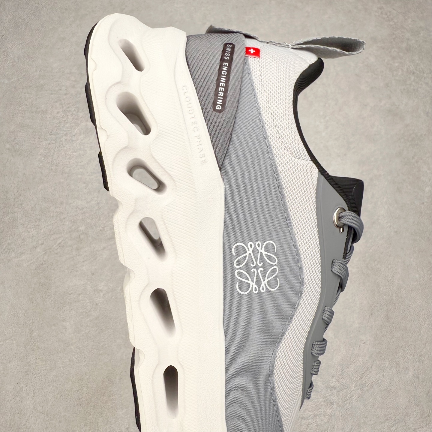 图片[6]-LOEWE x On Cloudtilt 2.0 昂跑罗意威联名 圆头系带生活休闲鞋 此运动品牌 开创于2010年 缓震着陆、强效回弹、轻柔质感的设计构思始终是ON研制关键 与此同时基于“为全球提供革新性的跑步感受”信念 陆续推出了多款跑鞋及其以专业运动人体跑步工程学为设计关键的功能性跑步服饰设备 让跑者不费力气地畅快畅跑 尺码：36 36.5 37.5 38 38.5 39 40 40.5 41 42 42.5 43 44 44.5 45-选品中心