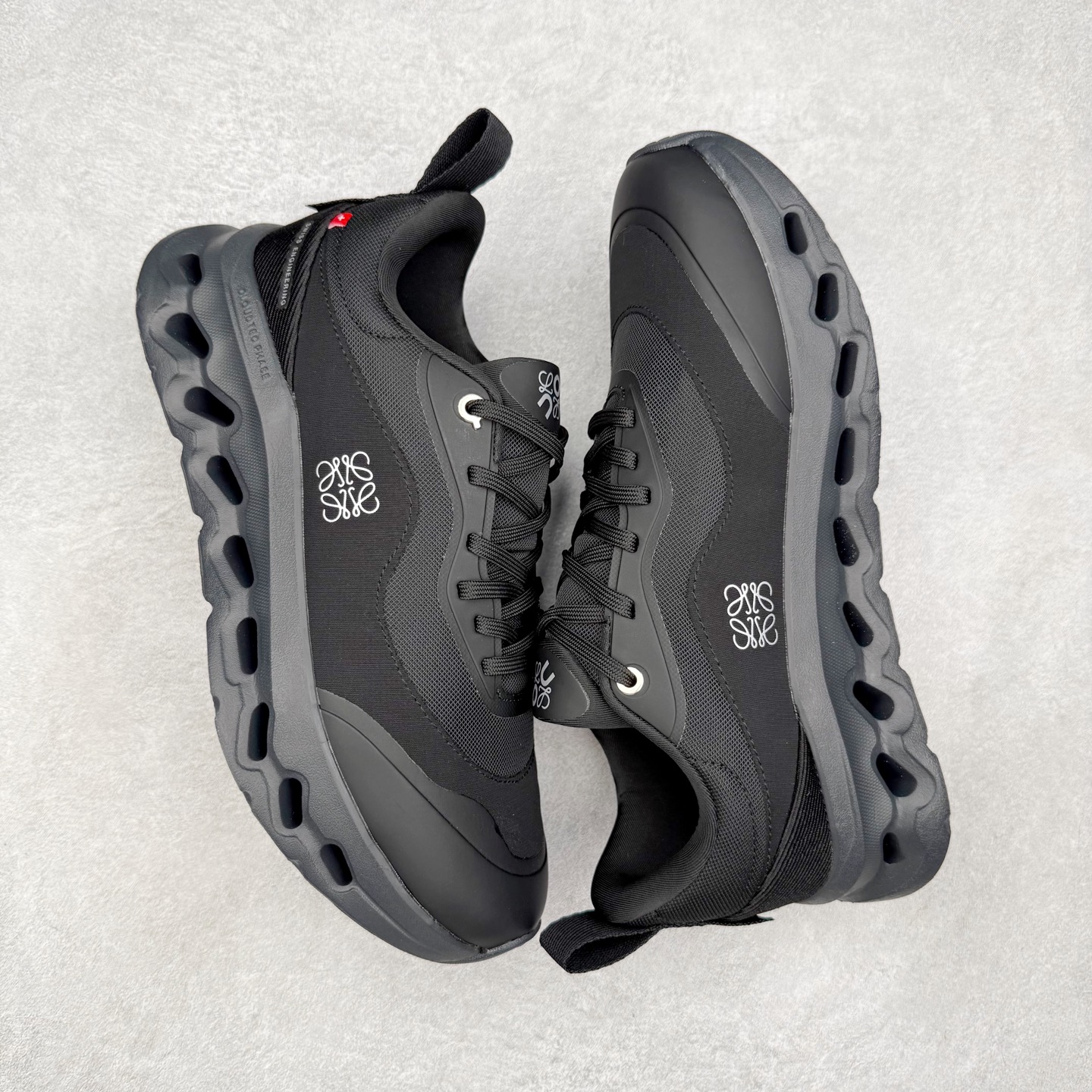 图片[3]-LOEWE x On Cloudtilt 2.0 昂跑罗意威联名 圆头系带生活休闲鞋 此运动品牌 开创于2010年 缓震着陆、强效回弹、轻柔质感的设计构思始终是ON研制关键 与此同时基于“为全球提供革新性的跑步感受”信念 陆续推出了多款跑鞋及其以专业运动人体跑步工程学为设计关键的功能性跑步服饰设备 让跑者不费力气地畅快畅跑 尺码：36 36.5 37.5 38 38.5 39 40 40.5 41 42 42.5 43 44 44.5 45-选品中心