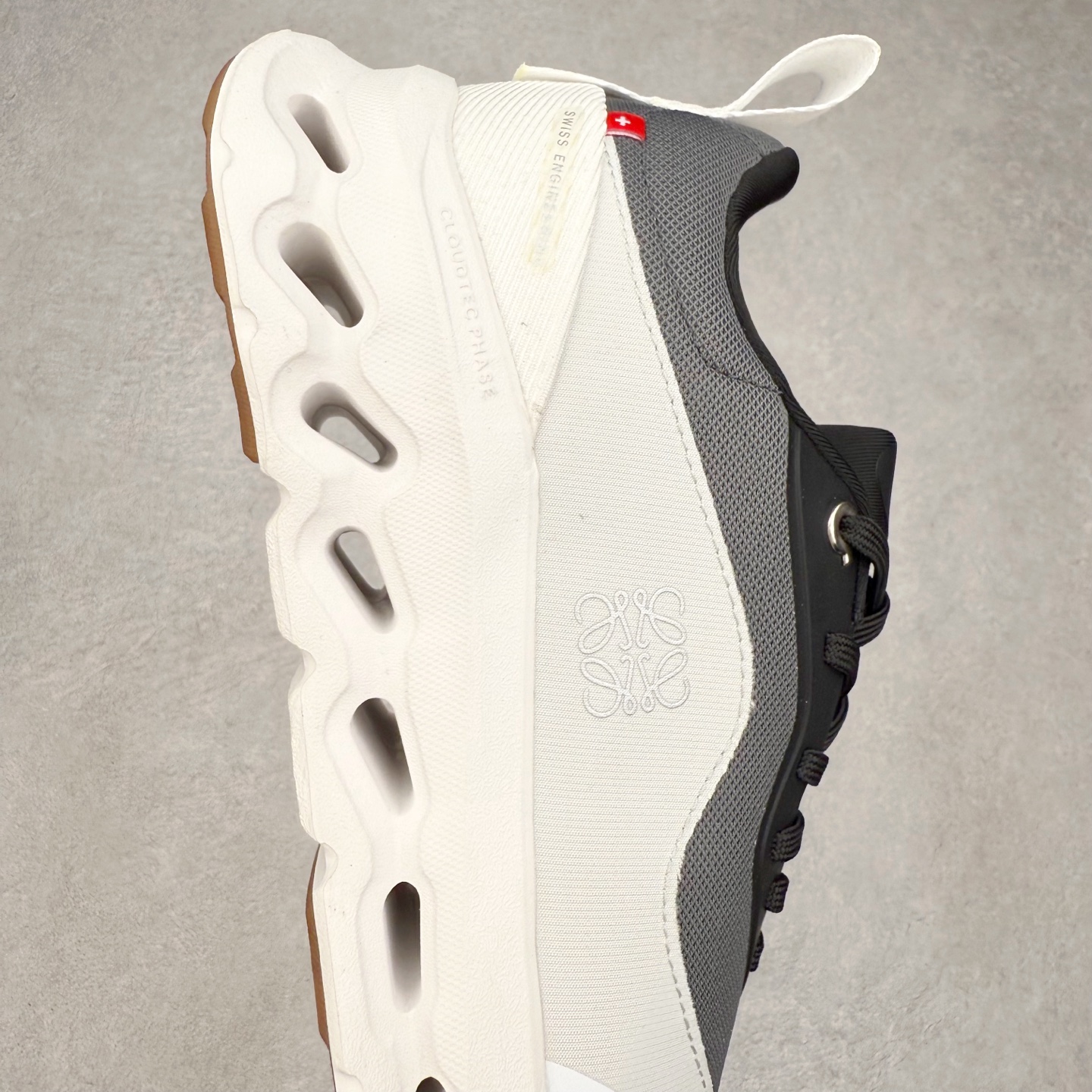 图片[6]-LOEWE x On Cloudtilt 2.0 昂跑罗意威联名 圆头系带生活休闲鞋 此运动品牌 开创于2010年 缓震着陆、强效回弹、轻柔质感的设计构思始终是ON研制关键 与此同时基于“为全球提供革新性的跑步感受”信念 陆续推出了多款跑鞋及其以专业运动人体跑步工程学为设计关键的功能性跑步服饰设备 让跑者不费力气地畅快畅跑 尺码：36 36.5 37.5 38 38.5 39 40 40.5 41 42 42.5 43 44 44.5 45-选品中心