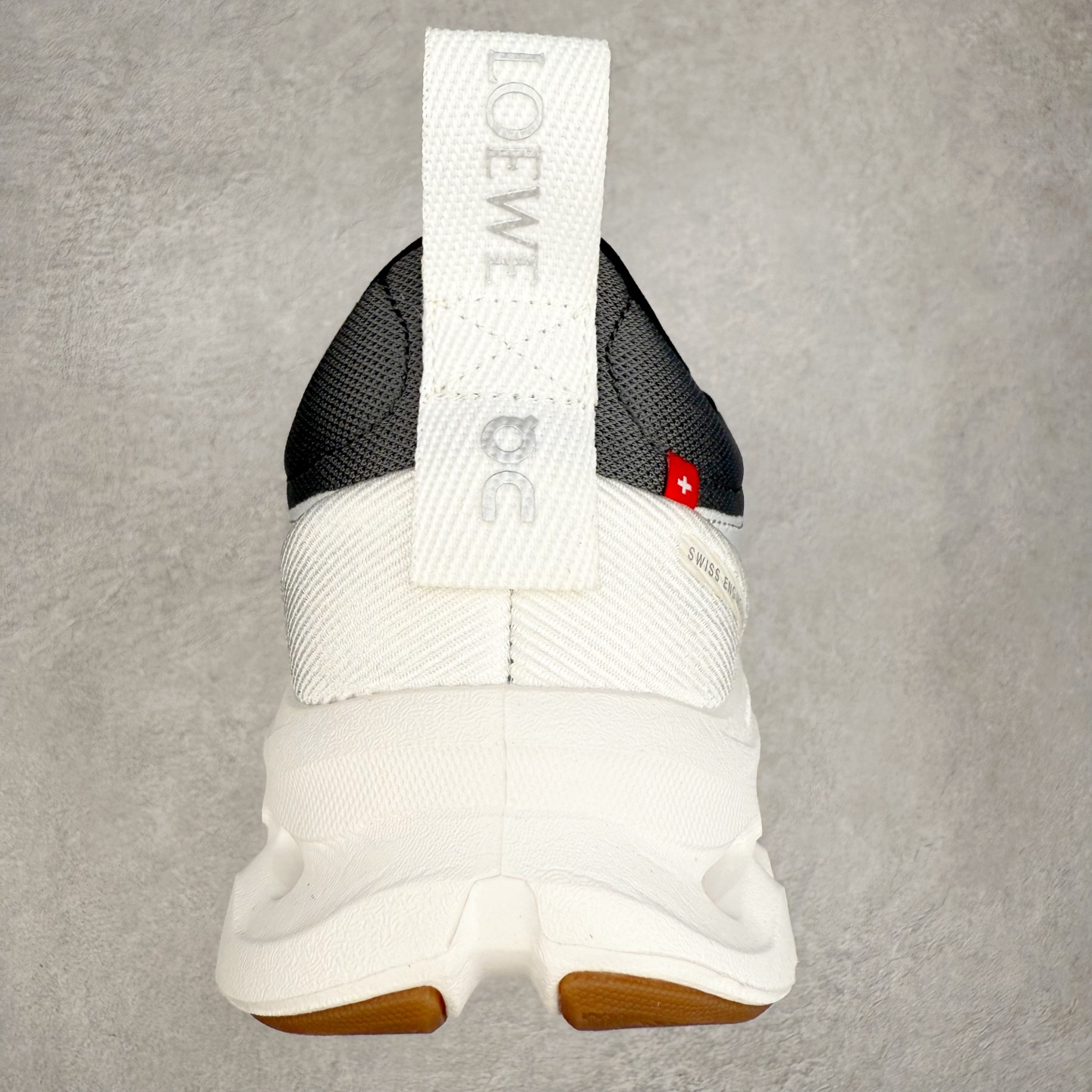 图片[8]-LOEWE x On Cloudtilt 2.0 昂跑罗意威联名 圆头系带生活休闲鞋 此运动品牌 开创于2010年 缓震着陆、强效回弹、轻柔质感的设计构思始终是ON研制关键 与此同时基于“为全球提供革新性的跑步感受”信念 陆续推出了多款跑鞋及其以专业运动人体跑步工程学为设计关键的功能性跑步服饰设备 让跑者不费力气地畅快畅跑 尺码：36 36.5 37.5 38 38.5 39 40 40.5 41 42 42.5 43 44 44.5 45-选品中心