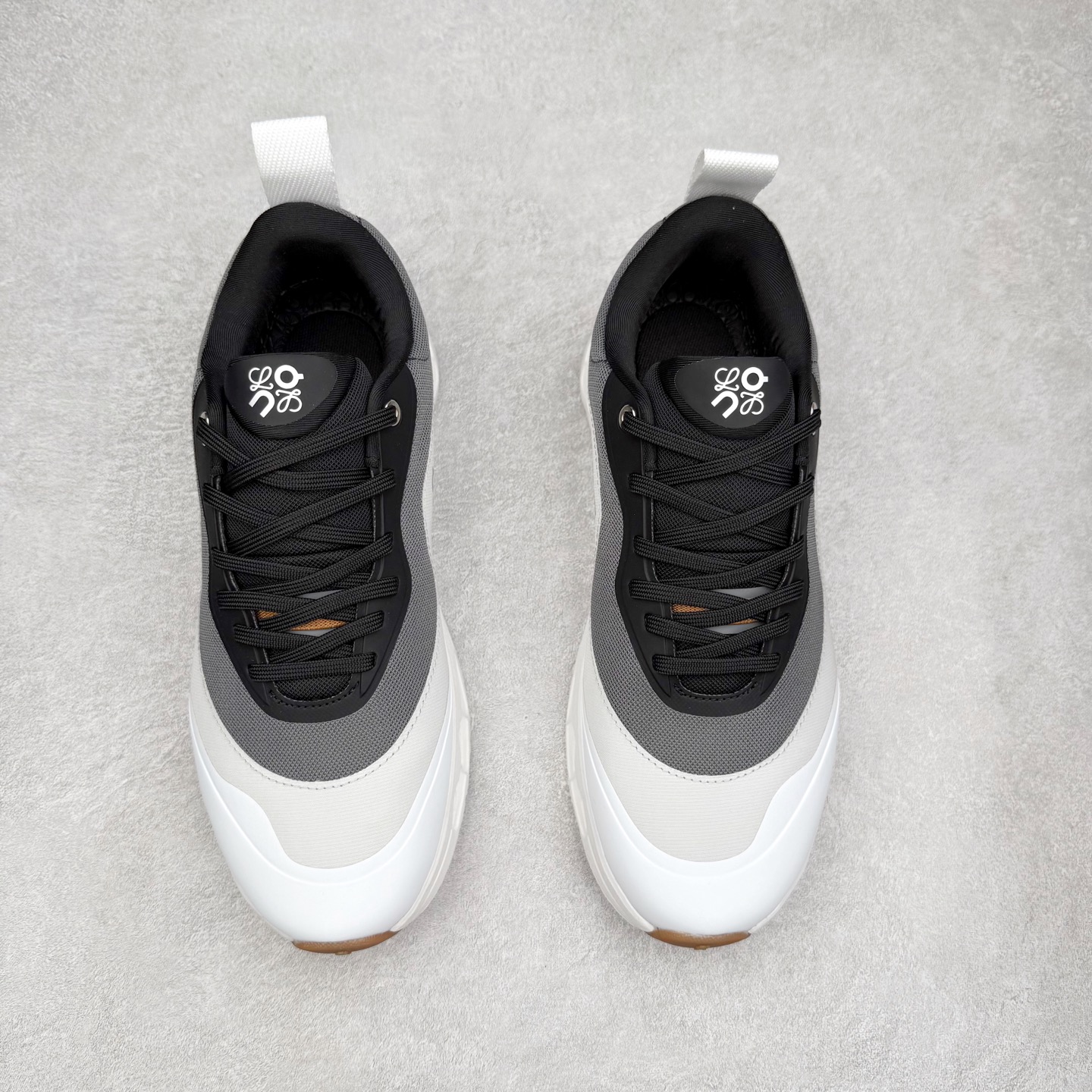 图片[2]-LOEWE x On Cloudtilt 2.0 昂跑罗意威联名 圆头系带生活休闲鞋 此运动品牌 开创于2010年 缓震着陆、强效回弹、轻柔质感的设计构思始终是ON研制关键 与此同时基于“为全球提供革新性的跑步感受”信念 陆续推出了多款跑鞋及其以专业运动人体跑步工程学为设计关键的功能性跑步服饰设备 让跑者不费力气地畅快畅跑 尺码：36 36.5 37.5 38 38.5 39 40 40.5 41 42 42.5 43 44 44.5 45-选品中心