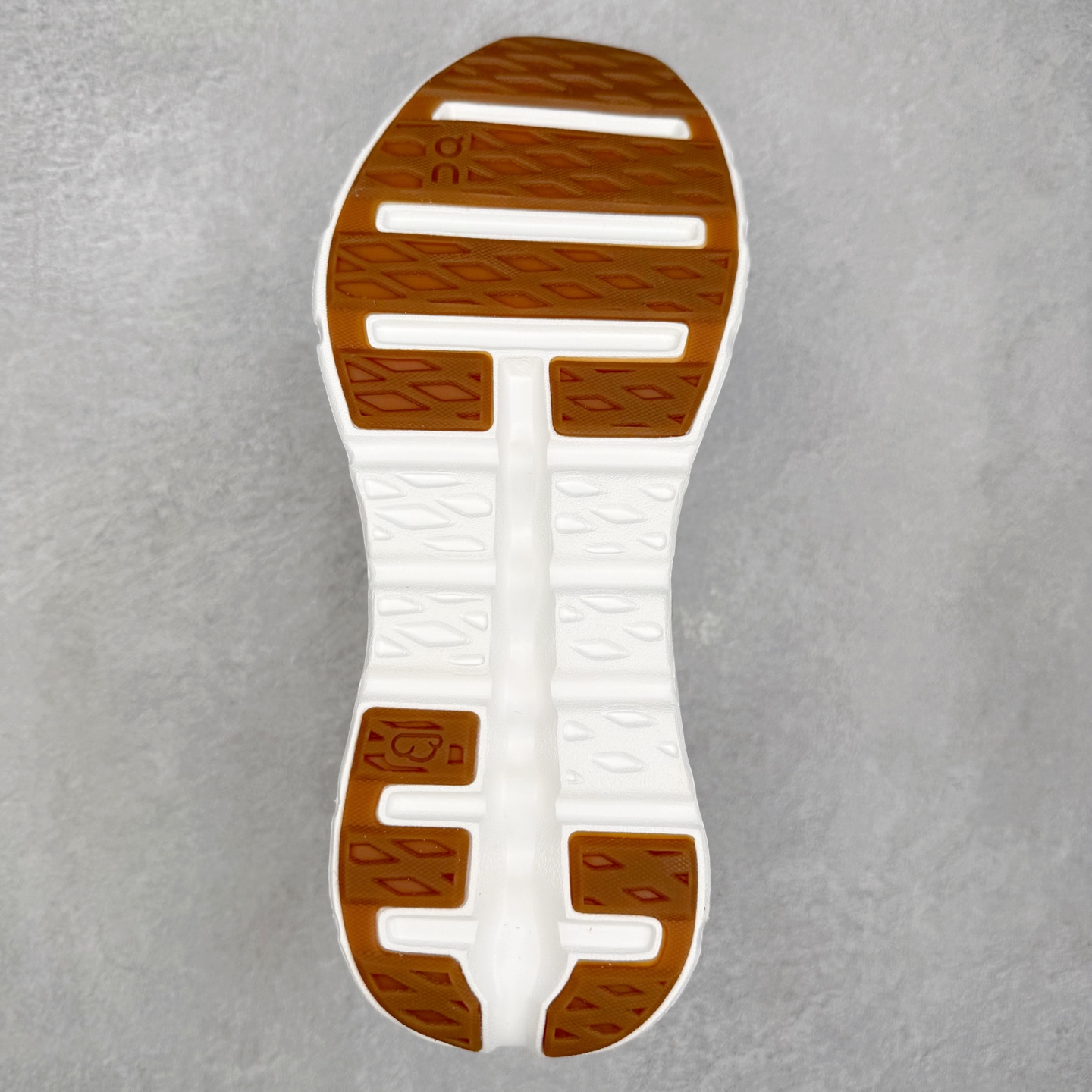 图片[9]-LOEWE x On Cloudtilt 2.0 昂跑罗意威联名 圆头系带生活休闲鞋 此运动品牌 开创于2010年 缓震着陆、强效回弹、轻柔质感的设计构思始终是ON研制关键 与此同时基于“为全球提供革新性的跑步感受”信念 陆续推出了多款跑鞋及其以专业运动人体跑步工程学为设计关键的功能性跑步服饰设备 让跑者不费力气地畅快畅跑 尺码：36 36.5 37.5 38 38.5 39 40 40.5 41 42 42.5 43 44 44.5 45-选品中心