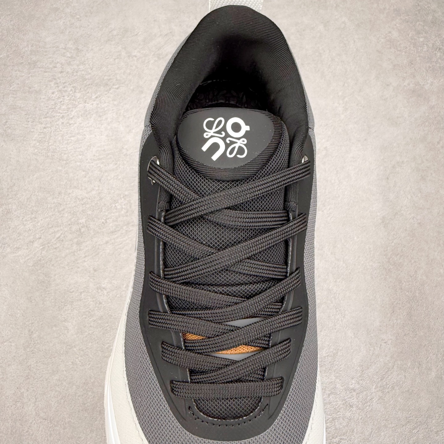 图片[5]-LOEWE x On Cloudtilt 2.0 昂跑罗意威联名 圆头系带生活休闲鞋 此运动品牌 开创于2010年 缓震着陆、强效回弹、轻柔质感的设计构思始终是ON研制关键 与此同时基于“为全球提供革新性的跑步感受”信念 陆续推出了多款跑鞋及其以专业运动人体跑步工程学为设计关键的功能性跑步服饰设备 让跑者不费力气地畅快畅跑 尺码：36 36.5 37.5 38 38.5 39 40 40.5 41 42 42.5 43 44 44.5 45-选品中心