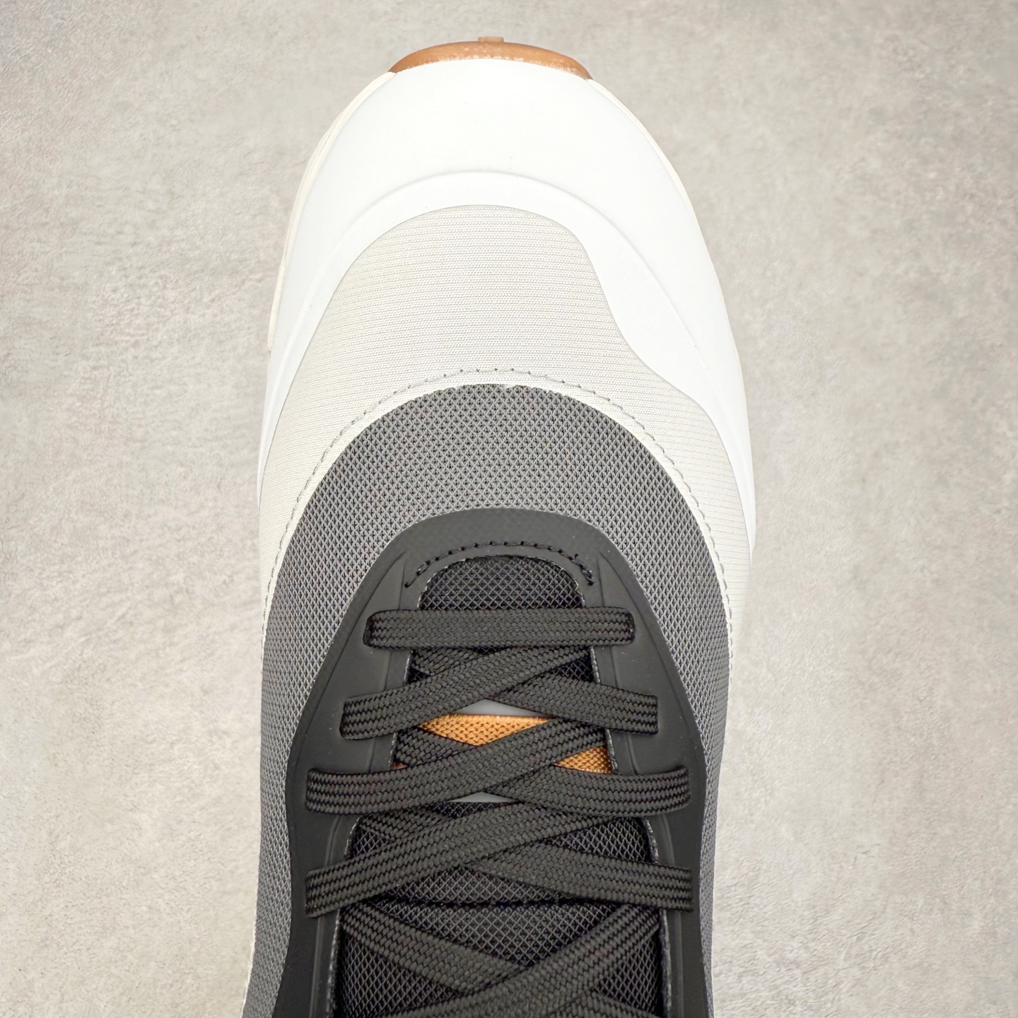 图片[4]-LOEWE x On Cloudtilt 2.0 昂跑罗意威联名 圆头系带生活休闲鞋 此运动品牌 开创于2010年 缓震着陆、强效回弹、轻柔质感的设计构思始终是ON研制关键 与此同时基于“为全球提供革新性的跑步感受”信念 陆续推出了多款跑鞋及其以专业运动人体跑步工程学为设计关键的功能性跑步服饰设备 让跑者不费力气地畅快畅跑 尺码：36 36.5 37.5 38 38.5 39 40 40.5 41 42 42.5 43 44 44.5 45-选品中心