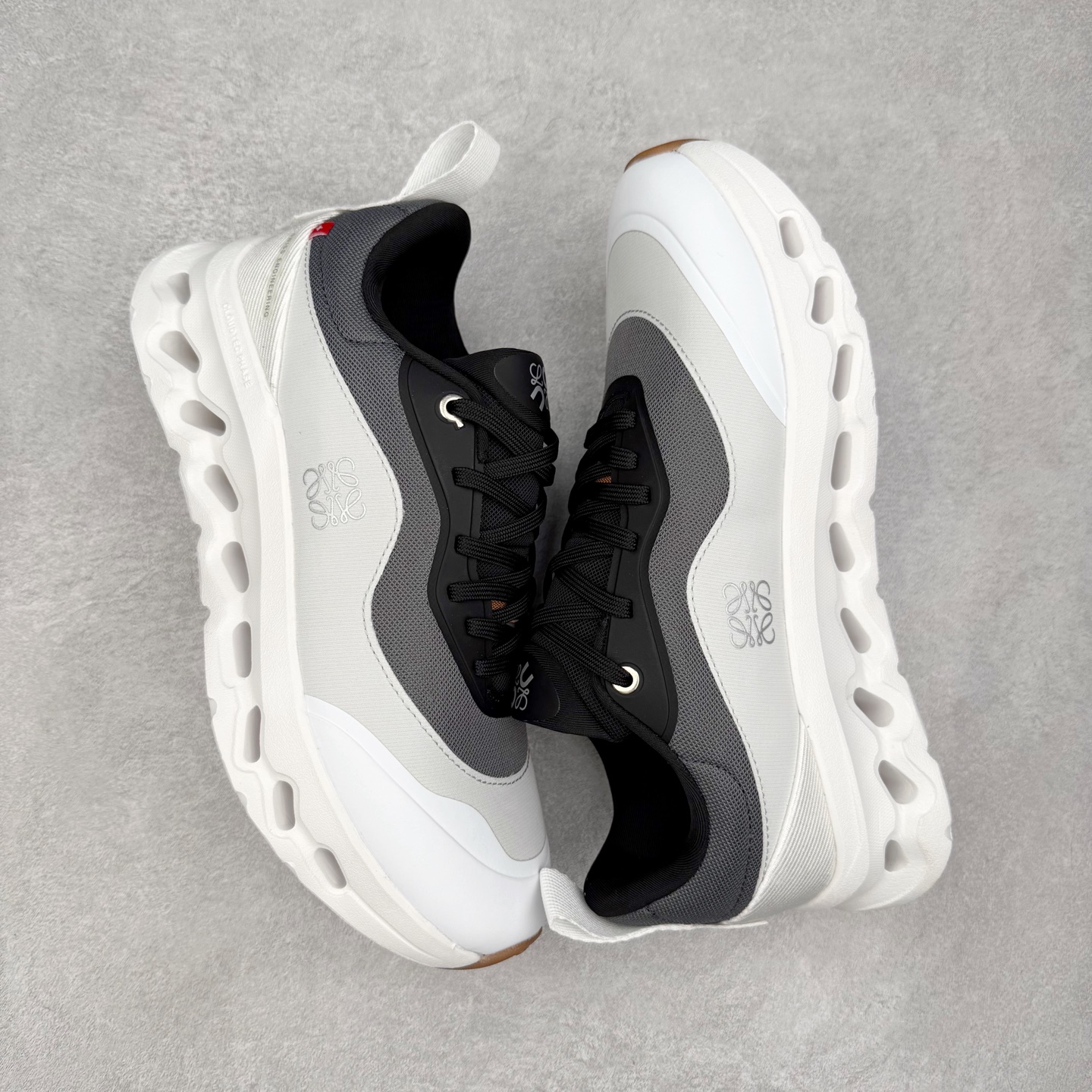 图片[3]-LOEWE x On Cloudtilt 2.0 昂跑罗意威联名 圆头系带生活休闲鞋 此运动品牌 开创于2010年 缓震着陆、强效回弹、轻柔质感的设计构思始终是ON研制关键 与此同时基于“为全球提供革新性的跑步感受”信念 陆续推出了多款跑鞋及其以专业运动人体跑步工程学为设计关键的功能性跑步服饰设备 让跑者不费力气地畅快畅跑 尺码：36 36.5 37.5 38 38.5 39 40 40.5 41 42 42.5 43 44 44.5 45-选品中心