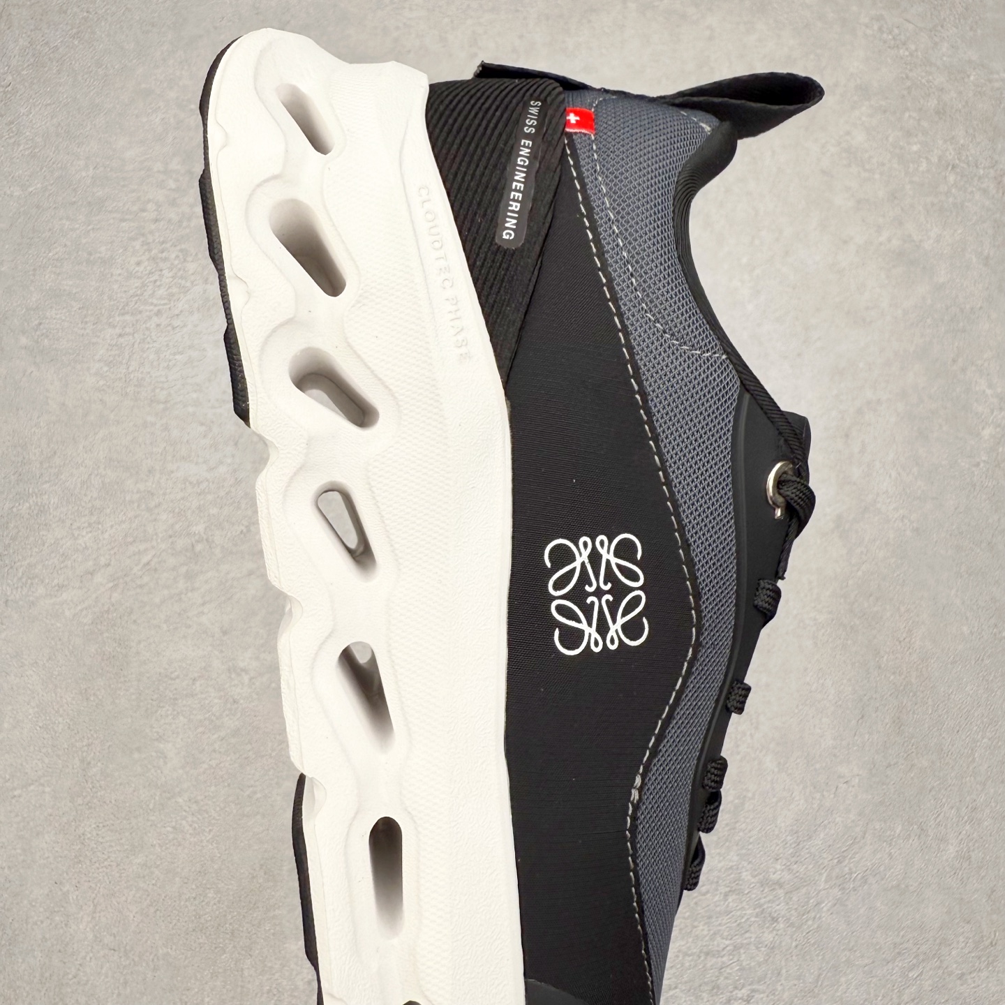 图片[6]-LOEWE x On Cloudtilt 2.0 昂跑罗意威联名 圆头系带生活休闲鞋 此运动品牌 开创于2010年 缓震着陆、强效回弹、轻柔质感的设计构思始终是ON研制关键 与此同时基于“为全球提供革新性的跑步感受”信念 陆续推出了多款跑鞋及其以专业运动人体跑步工程学为设计关键的功能性跑步服饰设备 让跑者不费力气地畅快畅跑 尺码：36 36.5 37.5 38 38.5 39 40 40.5 41 42 42.5 43 44 44.5 45-选品中心