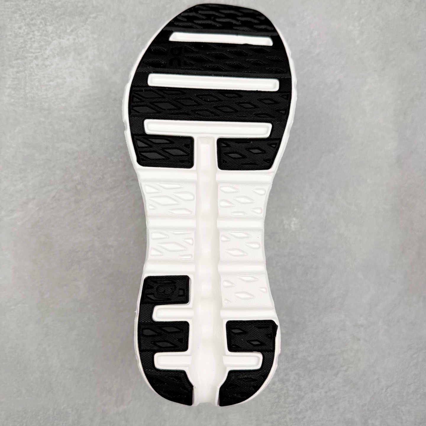 图片[9]-LOEWE x On Cloudtilt 2.0 昂跑罗意威联名 圆头系带生活休闲鞋 此运动品牌 开创于2010年 缓震着陆、强效回弹、轻柔质感的设计构思始终是ON研制关键 与此同时基于“为全球提供革新性的跑步感受”信念 陆续推出了多款跑鞋及其以专业运动人体跑步工程学为设计关键的功能性跑步服饰设备 让跑者不费力气地畅快畅跑 尺码：36 36.5 37.5 38 38.5 39 40 40.5 41 42 42.5 43 44 44.5 45-选品中心