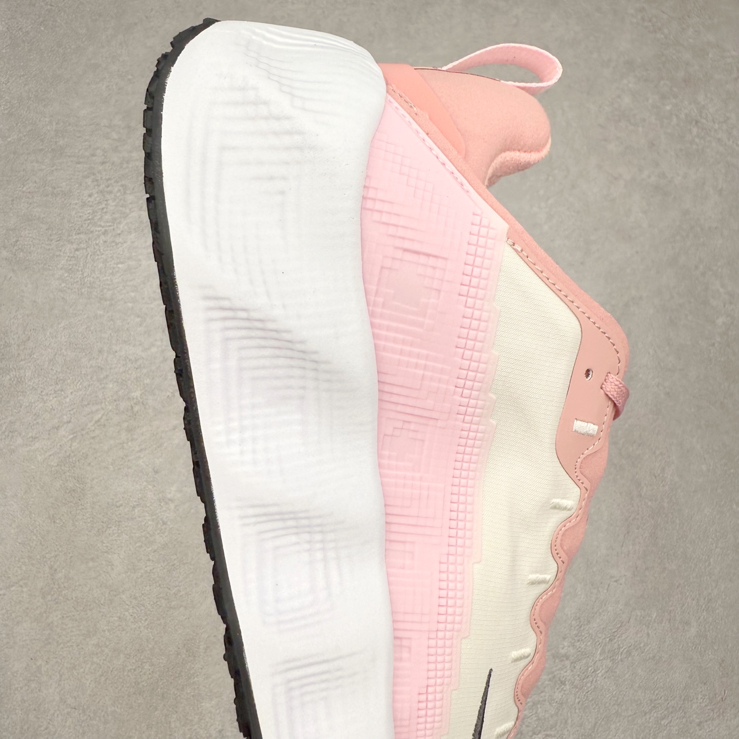 图片[6]-HYEIN SEO x NK Ava Rover 百搭舒适耐磨低帮跑步鞋 男女同款 流线型轮廓，通过轻薄物料鞋面结合 TPU 网格状支撑示人，增厚的中底材质选用 ReactX 加持，华夫外底收尾。鞋垫与后跟鞋提，克制点缀 Hyein Seo 字样。鞋垫与鞋提则采用菱形格纹的变化元素呈现。实拍调校N版已经零色差零失真 百分百还原实物色彩所见即所得 不存在货不对板色差等低级问题 选购参考实物拍摄 不混卖不参货 只用心做好货严格选品 承诺混一赔十 尺码：36 36.5 37.5 38 38.5 39 40 40.5 41 42 42.5 43 44 44.5 45-选品中心