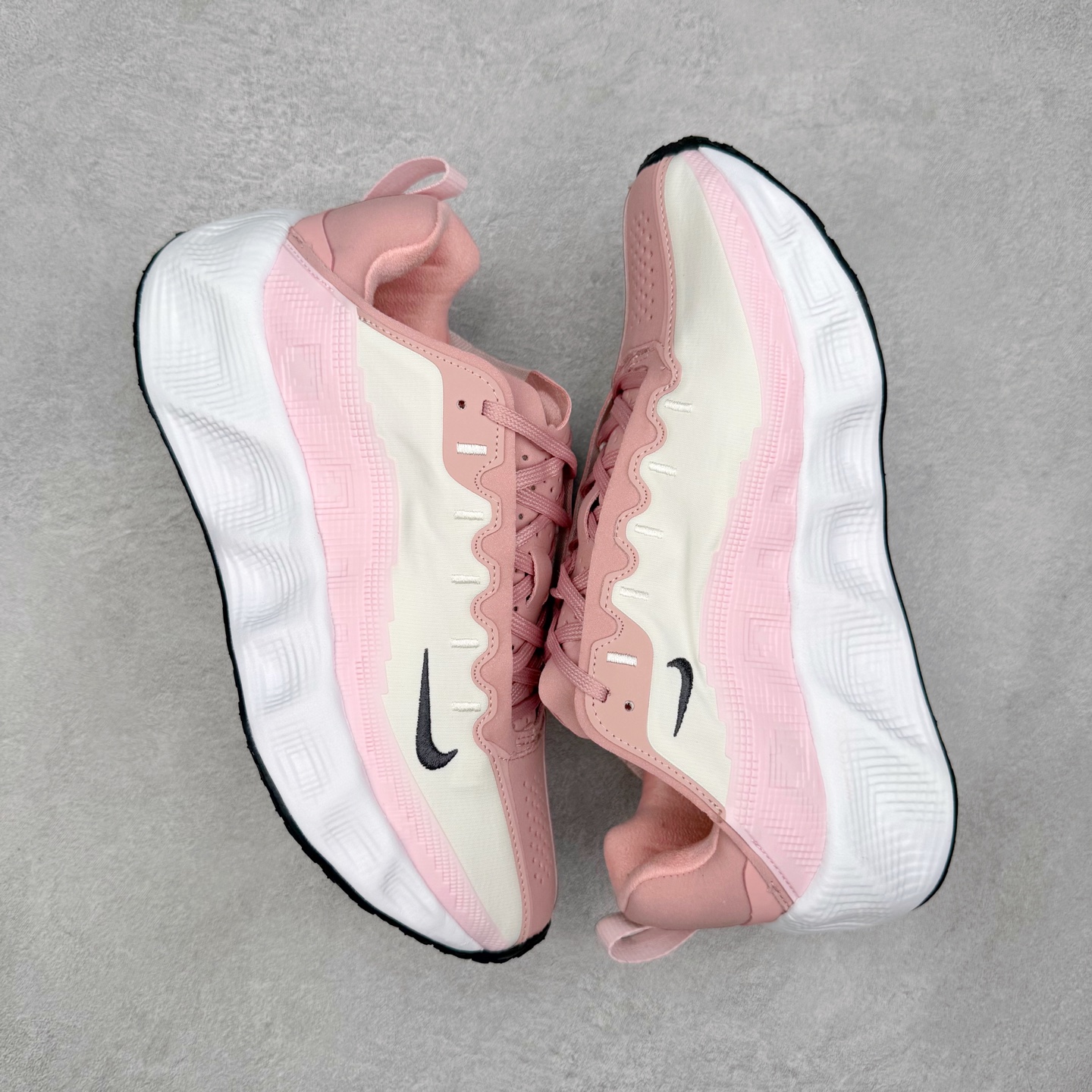 图片[3]-HYEIN SEO x NK Ava Rover 百搭舒适耐磨低帮跑步鞋 男女同款 流线型轮廓，通过轻薄物料鞋面结合 TPU 网格状支撑示人，增厚的中底材质选用 ReactX 加持，华夫外底收尾。鞋垫与后跟鞋提，克制点缀 Hyein Seo 字样。鞋垫与鞋提则采用菱形格纹的变化元素呈现。实拍调校N版已经零色差零失真 百分百还原实物色彩所见即所得 不存在货不对板色差等低级问题 选购参考实物拍摄 不混卖不参货 只用心做好货严格选品 承诺混一赔十 尺码：36 36.5 37.5 38 38.5 39 40 40.5 41 42 42.5 43 44 44.5 45-选品中心