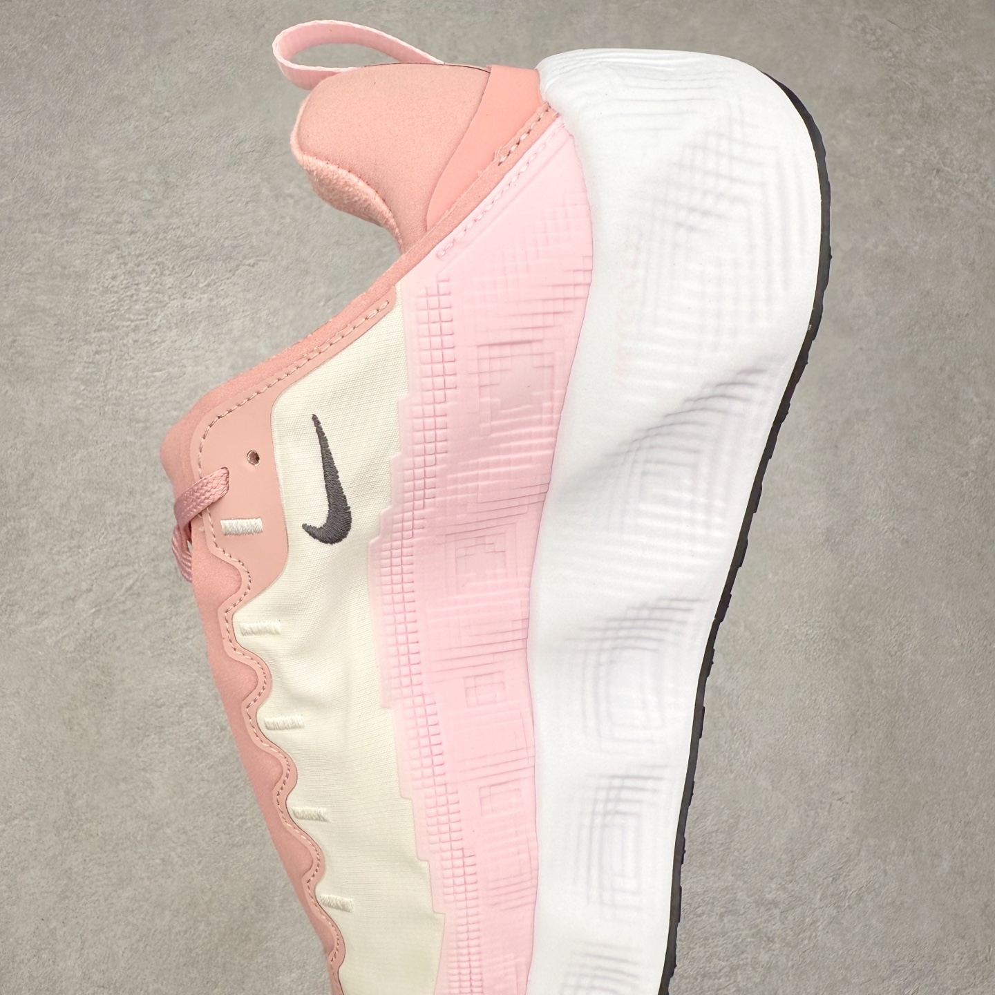 图片[7]-HYEIN SEO x NK Ava Rover 百搭舒适耐磨低帮跑步鞋 男女同款 流线型轮廓，通过轻薄物料鞋面结合 TPU 网格状支撑示人，增厚的中底材质选用 ReactX 加持，华夫外底收尾。鞋垫与后跟鞋提，克制点缀 Hyein Seo 字样。鞋垫与鞋提则采用菱形格纹的变化元素呈现。实拍调校N版已经零色差零失真 百分百还原实物色彩所见即所得 不存在货不对板色差等低级问题 选购参考实物拍摄 不混卖不参货 只用心做好货严格选品 承诺混一赔十 尺码：36 36.5 37.5 38 38.5 39 40 40.5 41 42 42.5 43 44 44.5 45-选品中心