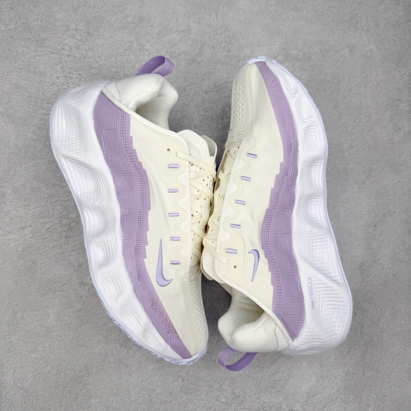 图片[3]-HYEIN SEO x NK Ava Rover 百搭舒适耐磨低帮跑步鞋 男女同款 流线型轮廓，通过轻薄物料鞋面结合 TPU 网格状支撑示人，增厚的中底材质选用 ReactX 加持，华夫外底收尾。鞋垫与后跟鞋提，克制点缀 Hyein Seo 字样。鞋垫与鞋提则采用菱形格纹的变化元素呈现。实拍调校N版已经零色差零失真 百分百还原实物色彩所见即所得 不存在货不对板色差等低级问题 选购参考实物拍摄 不混卖不参货 只用心做好货严格选品 承诺混一赔十 尺码：36 36.5 37.5 38 38.5 39 40 40.5 41 42 42.5 43 44 44.5 45-选品中心