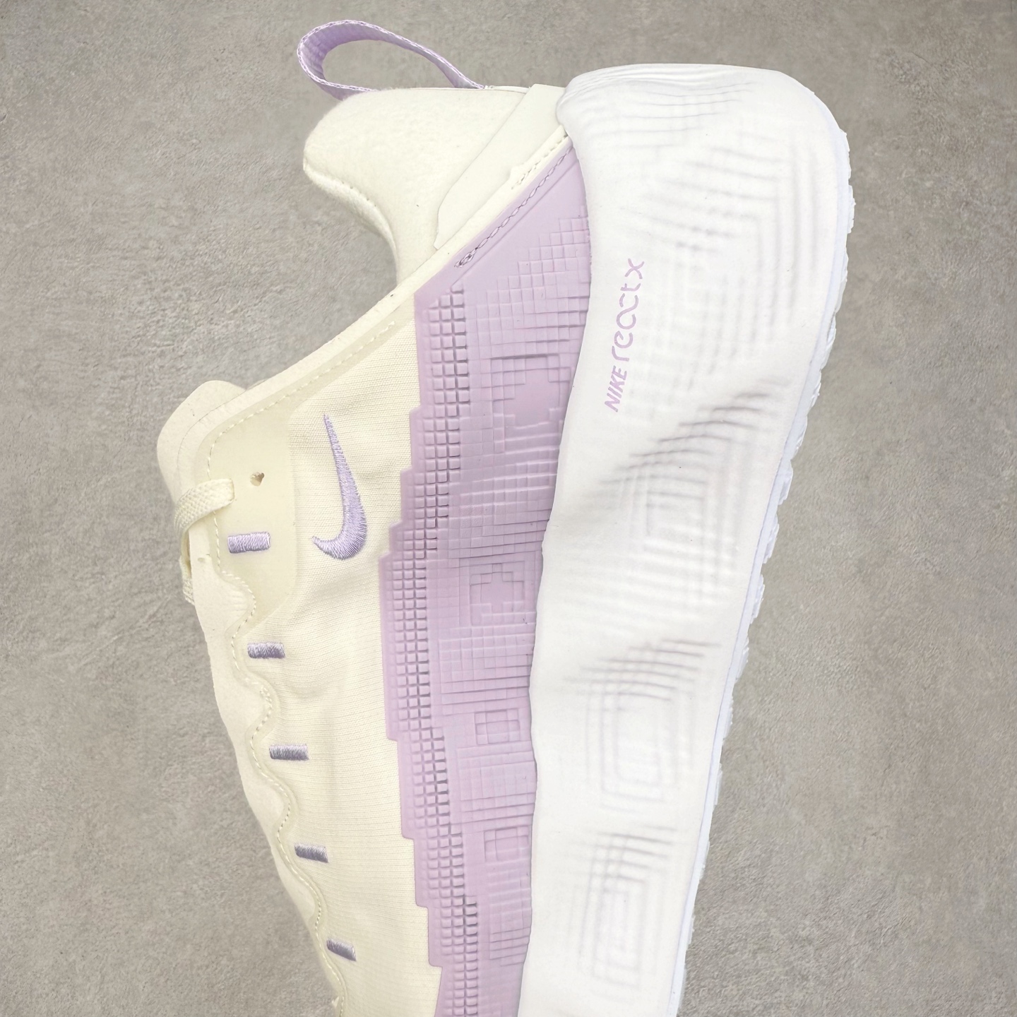 图片[7]-HYEIN SEO x NK Ava Rover 百搭舒适耐磨低帮跑步鞋 男女同款 流线型轮廓，通过轻薄物料鞋面结合 TPU 网格状支撑示人，增厚的中底材质选用 ReactX 加持，华夫外底收尾。鞋垫与后跟鞋提，克制点缀 Hyein Seo 字样。鞋垫与鞋提则采用菱形格纹的变化元素呈现。实拍调校N版已经零色差零失真 百分百还原实物色彩所见即所得 不存在货不对板色差等低级问题 选购参考实物拍摄 不混卖不参货 只用心做好货严格选品 承诺混一赔十 尺码：36 36.5 37.5 38 38.5 39 40 40.5 41 42 42.5 43 44 44.5 45-选品中心