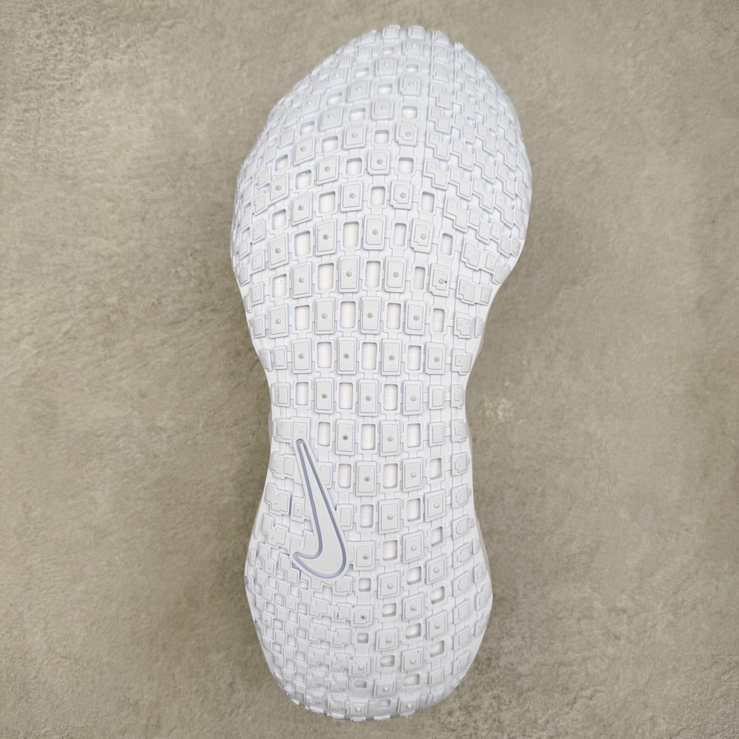 图片[9]-HYEIN SEO x NK Ava Rover 百搭舒适耐磨低帮跑步鞋 男女同款 流线型轮廓，通过轻薄物料鞋面结合 TPU 网格状支撑示人，增厚的中底材质选用 ReactX 加持，华夫外底收尾。鞋垫与后跟鞋提，克制点缀 Hyein Seo 字样。鞋垫与鞋提则采用菱形格纹的变化元素呈现。实拍调校N版已经零色差零失真 百分百还原实物色彩所见即所得 不存在货不对板色差等低级问题 选购参考实物拍摄 不混卖不参货 只用心做好货严格选品 承诺混一赔十 尺码：36 36.5 37.5 38 38.5 39 40 40.5 41 42 42.5 43 44 44.5 45-选品中心