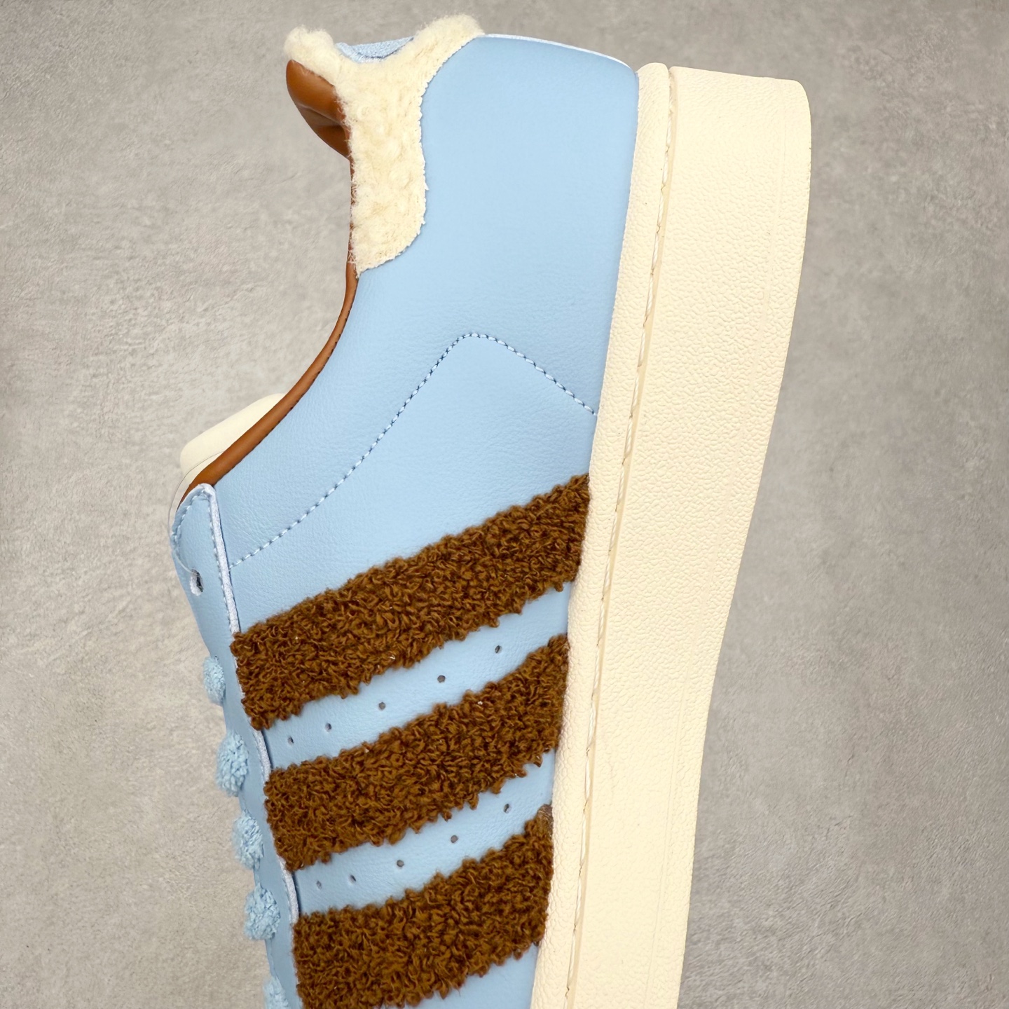 图片[7]-AD Originals Superstar 经典复古贝壳头板鞋 JR6987 诞生于1969年 是第一双将全皮面鞋 身与橡胶鞋头结合在一起的低帮篮球鞋 Superstar最开始 是作为高帮篮球鞋Pro Model的低帮版本而出现的 但因为其独特和醒目的橡胶鞋头造型而让大家熟知 被大家形象地称为\\\”shelltoe\\\”贝壳头 在70年代的美国职业篮球场上 接近3/4的NBA球员都将这双Superstar作为场上用鞋 80年代之后 经过不断的改良和发展 Superstar逐渐成为横跨时装、音乐、街头文化、休闲和运动等各大领域的时尚潮鞋 尺码：36 36.5 37 38 38.5 39 40 40.5 41 42 42.5 43 44 44.5 45-选品中心