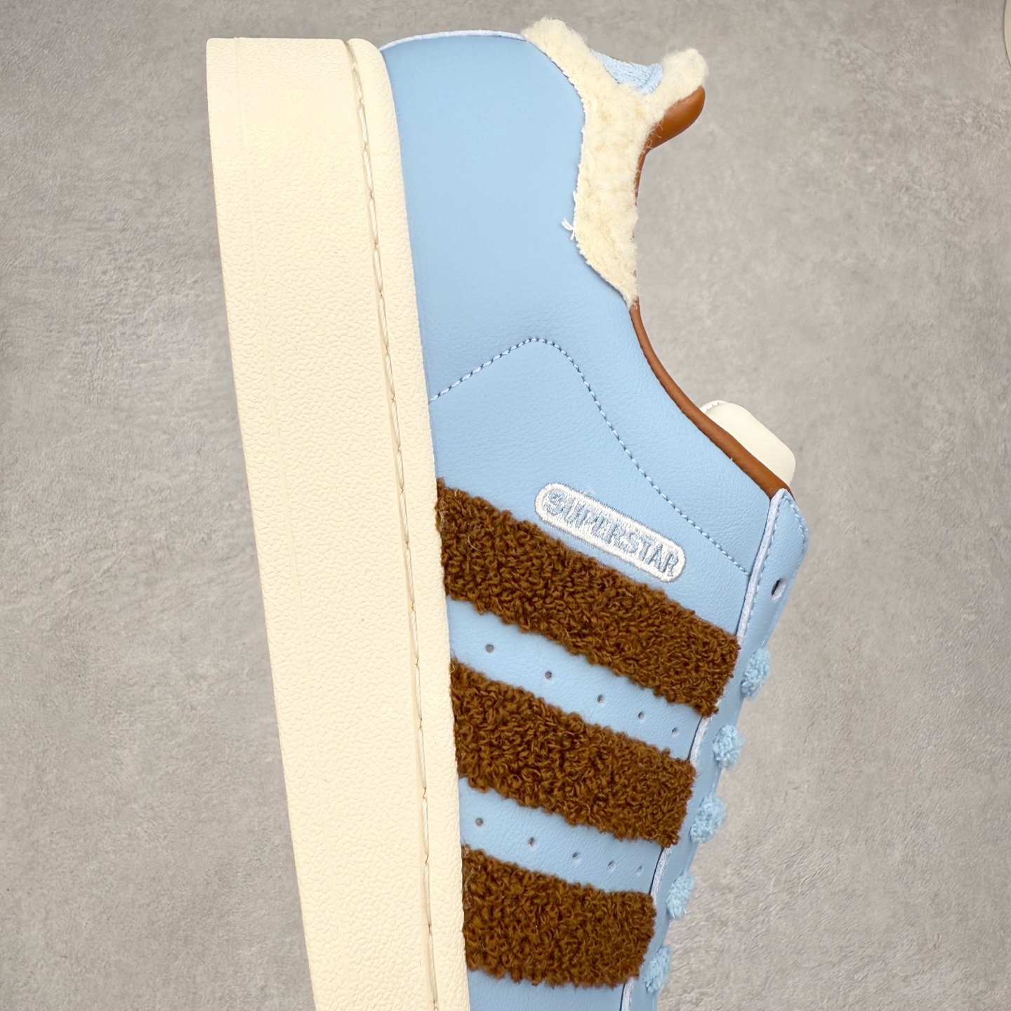 图片[6]-AD Originals Superstar 经典复古贝壳头板鞋 JR6987 诞生于1969年 是第一双将全皮面鞋 身与橡胶鞋头结合在一起的低帮篮球鞋 Superstar最开始 是作为高帮篮球鞋Pro Model的低帮版本而出现的 但因为其独特和醒目的橡胶鞋头造型而让大家熟知 被大家形象地称为\\\”shelltoe\\\”贝壳头 在70年代的美国职业篮球场上 接近3/4的NBA球员都将这双Superstar作为场上用鞋 80年代之后 经过不断的改良和发展 Superstar逐渐成为横跨时装、音乐、街头文化、休闲和运动等各大领域的时尚潮鞋 尺码：36 36.5 37 38 38.5 39 40 40.5 41 42 42.5 43 44 44.5 45-选品中心