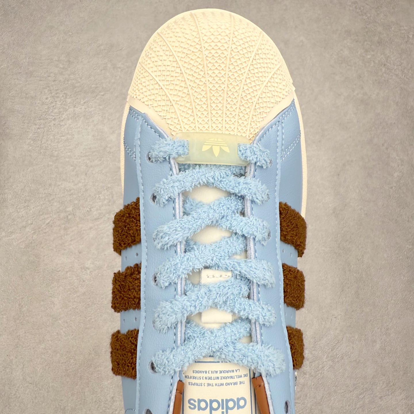 图片[4]-AD Originals Superstar 经典复古贝壳头板鞋 JR6987 诞生于1969年 是第一双将全皮面鞋 身与橡胶鞋头结合在一起的低帮篮球鞋 Superstar最开始 是作为高帮篮球鞋Pro Model的低帮版本而出现的 但因为其独特和醒目的橡胶鞋头造型而让大家熟知 被大家形象地称为\\\”shelltoe\\\”贝壳头 在70年代的美国职业篮球场上 接近3/4的NBA球员都将这双Superstar作为场上用鞋 80年代之后 经过不断的改良和发展 Superstar逐渐成为横跨时装、音乐、街头文化、休闲和运动等各大领域的时尚潮鞋 尺码：36 36.5 37 38 38.5 39 40 40.5 41 42 42.5 43 44 44.5 45-选品中心