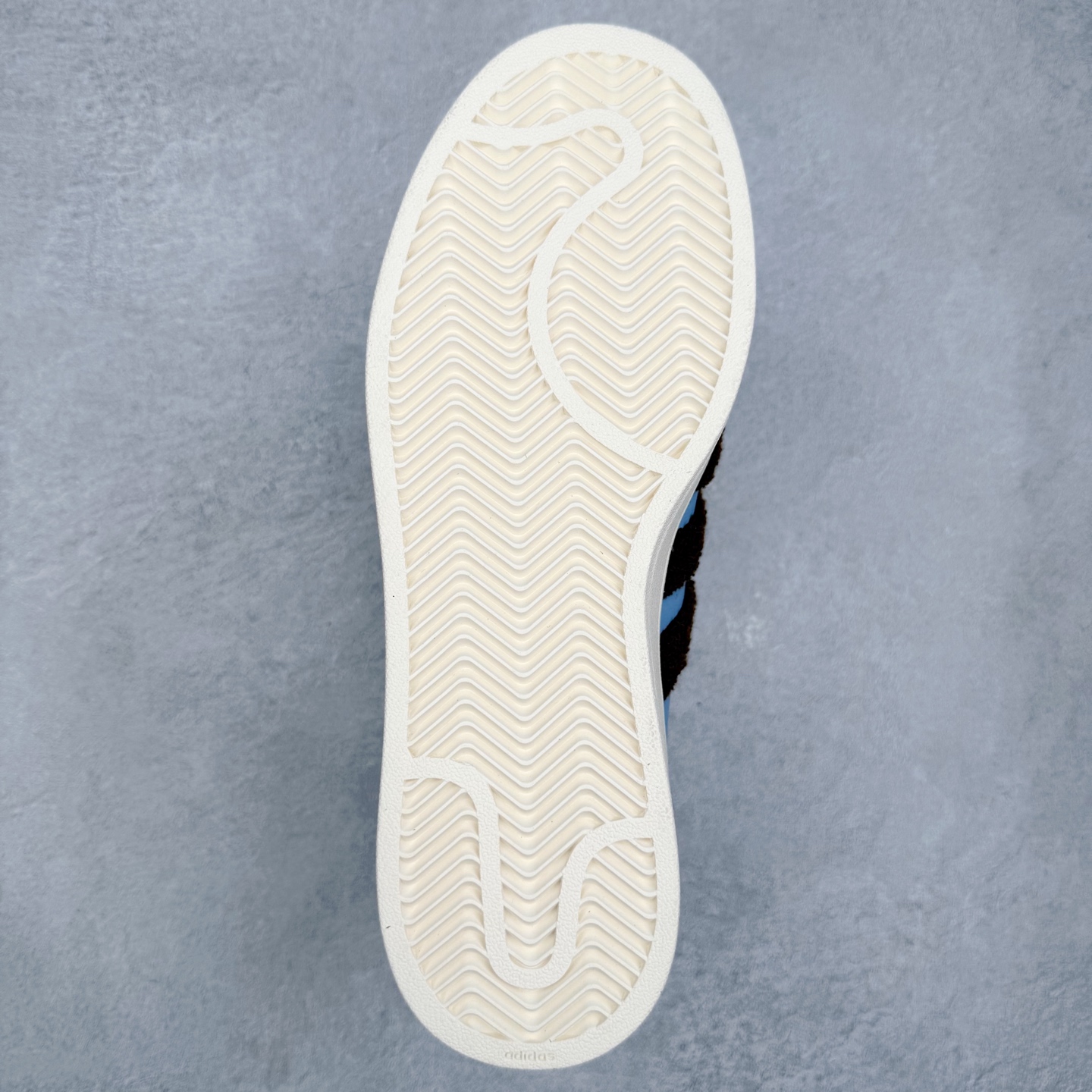 图片[9]-AD Originals Superstar 经典复古贝壳头板鞋 JR6987 诞生于1969年 是第一双将全皮面鞋 身与橡胶鞋头结合在一起的低帮篮球鞋 Superstar最开始 是作为高帮篮球鞋Pro Model的低帮版本而出现的 但因为其独特和醒目的橡胶鞋头造型而让大家熟知 被大家形象地称为\\\”shelltoe\\\”贝壳头 在70年代的美国职业篮球场上 接近3/4的NBA球员都将这双Superstar作为场上用鞋 80年代之后 经过不断的改良和发展 Superstar逐渐成为横跨时装、音乐、街头文化、休闲和运动等各大领域的时尚潮鞋 尺码：36 36.5 37 38 38.5 39 40 40.5 41 42 42.5 43 44 44.5 45-选品中心