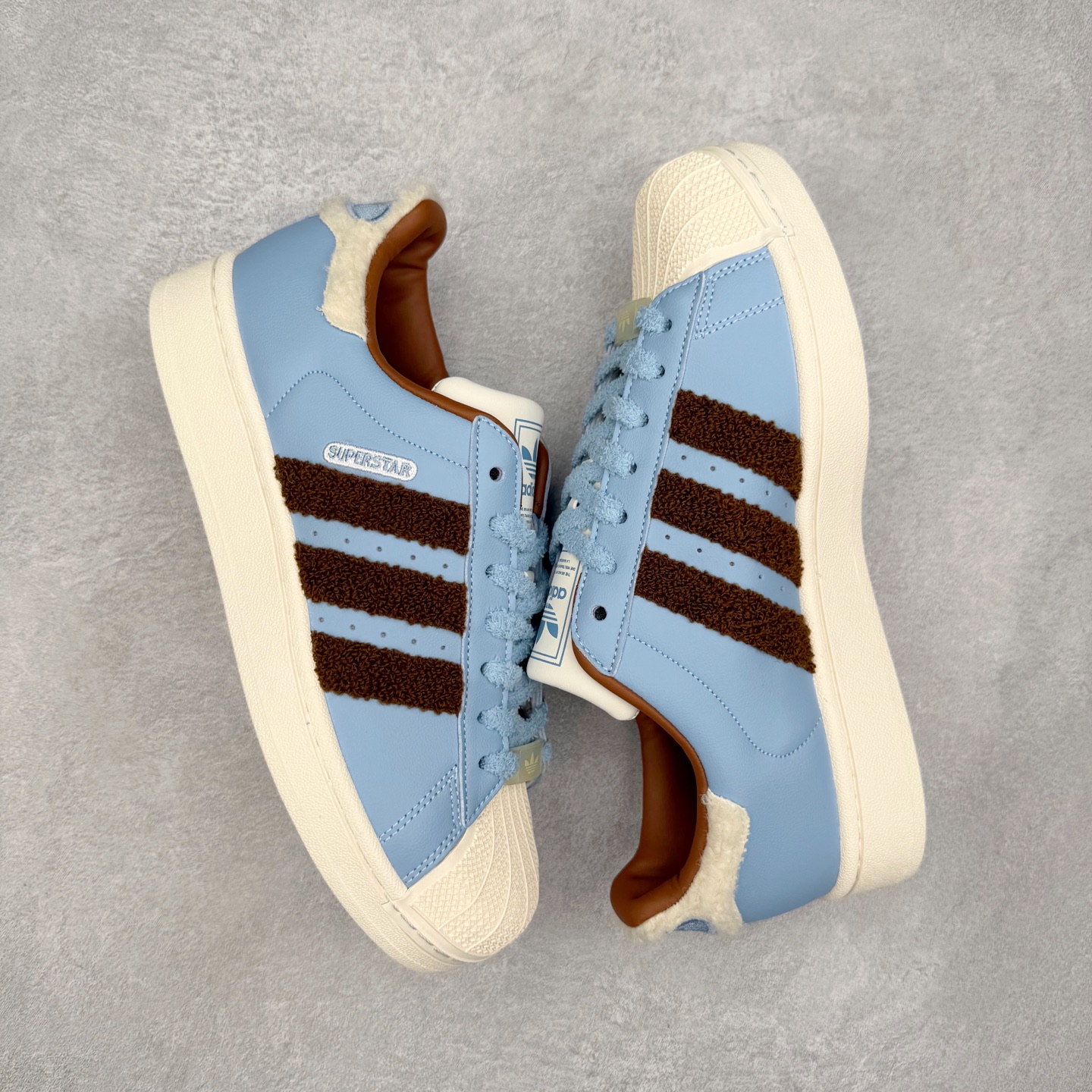 图片[3]-AD Originals Superstar 经典复古贝壳头板鞋 JR6987 诞生于1969年 是第一双将全皮面鞋 身与橡胶鞋头结合在一起的低帮篮球鞋 Superstar最开始 是作为高帮篮球鞋Pro Model的低帮版本而出现的 但因为其独特和醒目的橡胶鞋头造型而让大家熟知 被大家形象地称为\\\”shelltoe\\\”贝壳头 在70年代的美国职业篮球场上 接近3/4的NBA球员都将这双Superstar作为场上用鞋 80年代之后 经过不断的改良和发展 Superstar逐渐成为横跨时装、音乐、街头文化、休闲和运动等各大领域的时尚潮鞋 尺码：36 36.5 37 38 38.5 39 40 40.5 41 42 42.5 43 44 44.5 45-选品中心