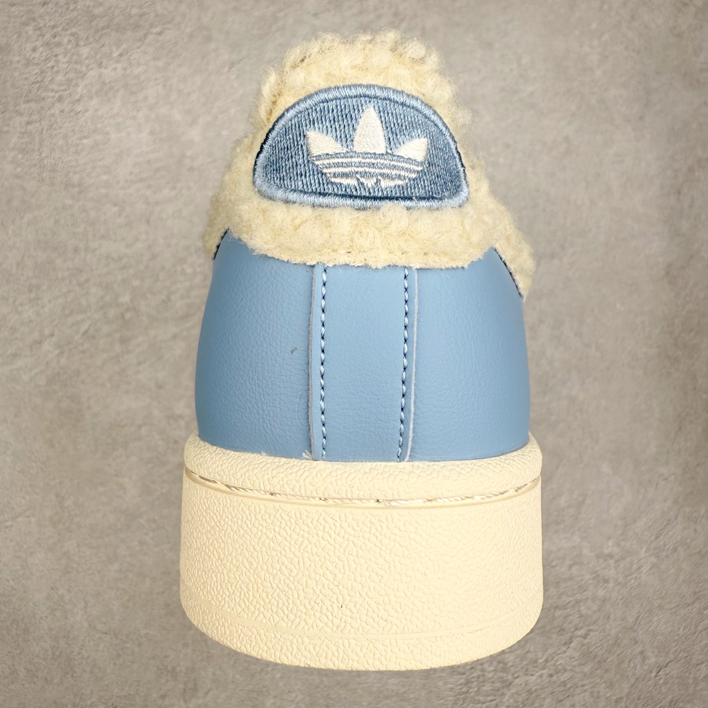 图片[8]-AD Originals Superstar 经典复古贝壳头板鞋 JR6987 诞生于1969年 是第一双将全皮面鞋 身与橡胶鞋头结合在一起的低帮篮球鞋 Superstar最开始 是作为高帮篮球鞋Pro Model的低帮版本而出现的 但因为其独特和醒目的橡胶鞋头造型而让大家熟知 被大家形象地称为\\\”shelltoe\\\”贝壳头 在70年代的美国职业篮球场上 接近3/4的NBA球员都将这双Superstar作为场上用鞋 80年代之后 经过不断的改良和发展 Superstar逐渐成为横跨时装、音乐、街头文化、休闲和运动等各大领域的时尚潮鞋 尺码：36 36.5 37 38 38.5 39 40 40.5 41 42 42.5 43 44 44.5 45-选品中心