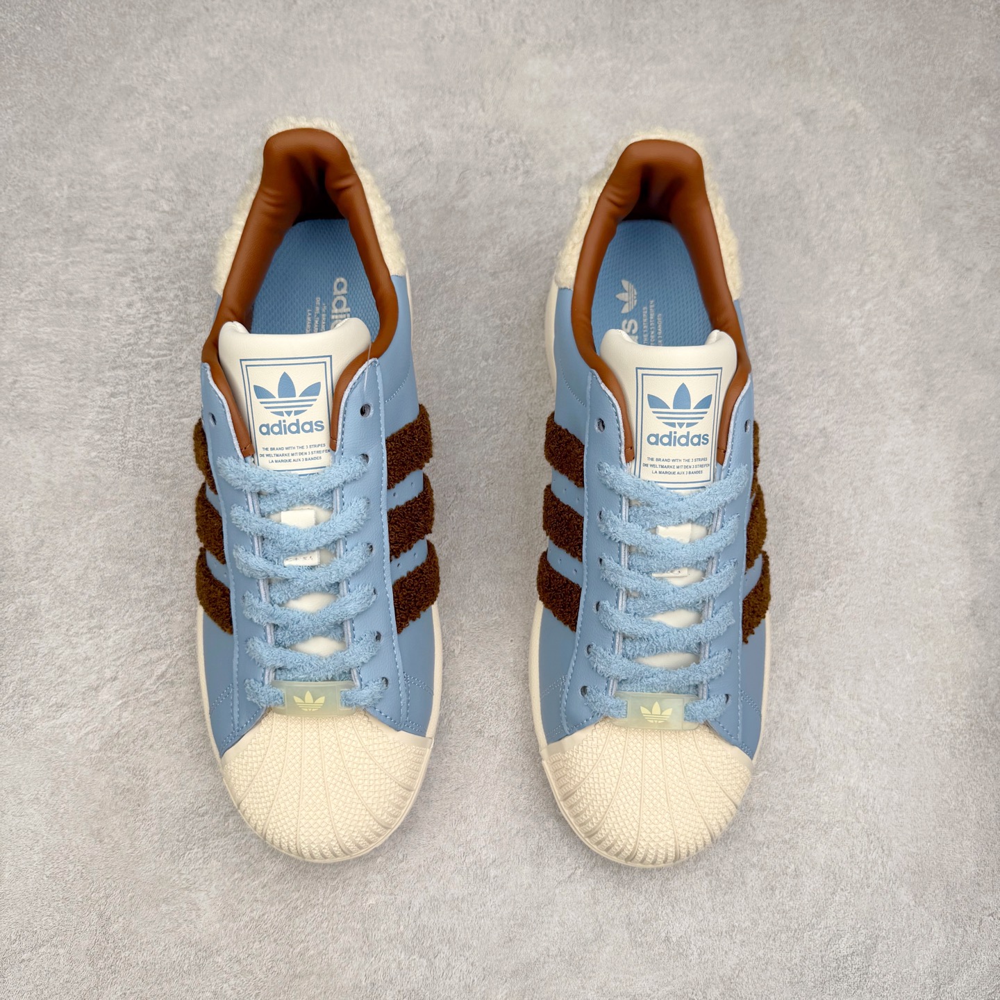 图片[2]-AD Originals Superstar 经典复古贝壳头板鞋 JR6987 诞生于1969年 是第一双将全皮面鞋 身与橡胶鞋头结合在一起的低帮篮球鞋 Superstar最开始 是作为高帮篮球鞋Pro Model的低帮版本而出现的 但因为其独特和醒目的橡胶鞋头造型而让大家熟知 被大家形象地称为\\\”shelltoe\\\”贝壳头 在70年代的美国职业篮球场上 接近3/4的NBA球员都将这双Superstar作为场上用鞋 80年代之后 经过不断的改良和发展 Superstar逐渐成为横跨时装、音乐、街头文化、休闲和运动等各大领域的时尚潮鞋 尺码：36 36.5 37 38 38.5 39 40 40.5 41 42 42.5 43 44 44.5 45-选品中心