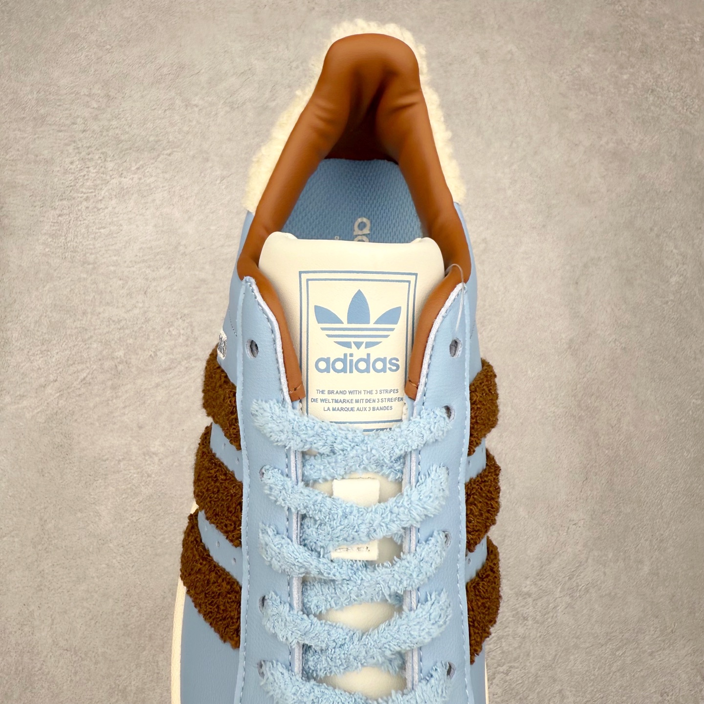 图片[5]-AD Originals Superstar 经典复古贝壳头板鞋 JR6987 诞生于1969年 是第一双将全皮面鞋 身与橡胶鞋头结合在一起的低帮篮球鞋 Superstar最开始 是作为高帮篮球鞋Pro Model的低帮版本而出现的 但因为其独特和醒目的橡胶鞋头造型而让大家熟知 被大家形象地称为\\\”shelltoe\\\”贝壳头 在70年代的美国职业篮球场上 接近3/4的NBA球员都将这双Superstar作为场上用鞋 80年代之后 经过不断的改良和发展 Superstar逐渐成为横跨时装、音乐、街头文化、休闲和运动等各大领域的时尚潮鞋 尺码：36 36.5 37 38 38.5 39 40 40.5 41 42 42.5 43 44 44.5 45-选品中心