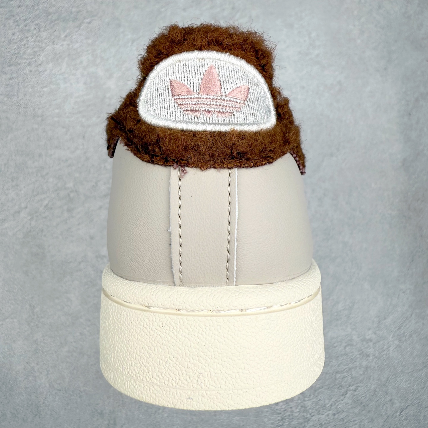 图片[8]-AD Originals Superstar 经典复古贝壳头板鞋 JR6986 诞生于1969年 是第一双将全皮面鞋 身与橡胶鞋头结合在一起的低帮篮球鞋 Superstar最开始 是作为高帮篮球鞋Pro Model的低帮版本而出现的 但因为其独特和醒目的橡胶鞋头造型而让大家熟知 被大家形象地称为\\\”shelltoe\\\”贝壳头 在70年代的美国职业篮球场上 接近3/4的NBA球员都将这双Superstar作为场上用鞋 80年代之后 经过不断的改良和发展 Superstar逐渐成为横跨时装、音乐、街头文化、休闲和运动等各大领域的时尚潮鞋 尺码：36 36.5 37 38 38.5 39 40 40.5 41 42 42.5 43 44 44.5 45-选品中心