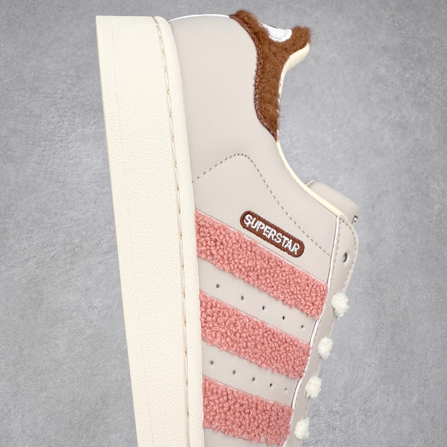 图片[6]-AD Originals Superstar 经典复古贝壳头板鞋 JR6986 诞生于1969年 是第一双将全皮面鞋 身与橡胶鞋头结合在一起的低帮篮球鞋 Superstar最开始 是作为高帮篮球鞋Pro Model的低帮版本而出现的 但因为其独特和醒目的橡胶鞋头造型而让大家熟知 被大家形象地称为\\\”shelltoe\\\”贝壳头 在70年代的美国职业篮球场上 接近3/4的NBA球员都将这双Superstar作为场上用鞋 80年代之后 经过不断的改良和发展 Superstar逐渐成为横跨时装、音乐、街头文化、休闲和运动等各大领域的时尚潮鞋 尺码：36 36.5 37 38 38.5 39 40 40.5 41 42 42.5 43 44 44.5 45-选品中心