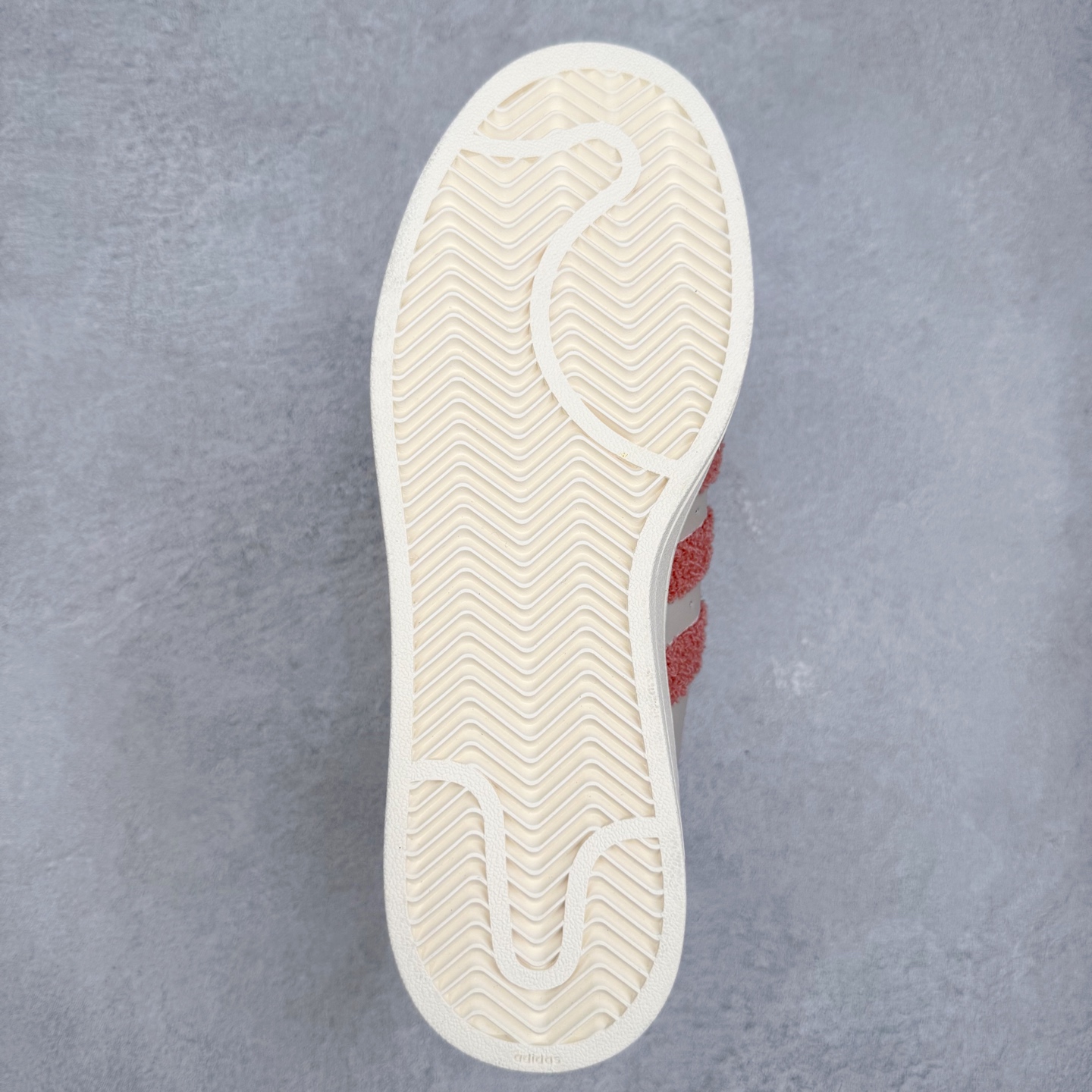 图片[9]-AD Originals Superstar 经典复古贝壳头板鞋 JR6986 诞生于1969年 是第一双将全皮面鞋 身与橡胶鞋头结合在一起的低帮篮球鞋 Superstar最开始 是作为高帮篮球鞋Pro Model的低帮版本而出现的 但因为其独特和醒目的橡胶鞋头造型而让大家熟知 被大家形象地称为\\\”shelltoe\\\”贝壳头 在70年代的美国职业篮球场上 接近3/4的NBA球员都将这双Superstar作为场上用鞋 80年代之后 经过不断的改良和发展 Superstar逐渐成为横跨时装、音乐、街头文化、休闲和运动等各大领域的时尚潮鞋 尺码：36 36.5 37 38 38.5 39 40 40.5 41 42 42.5 43 44 44.5 45-选品中心