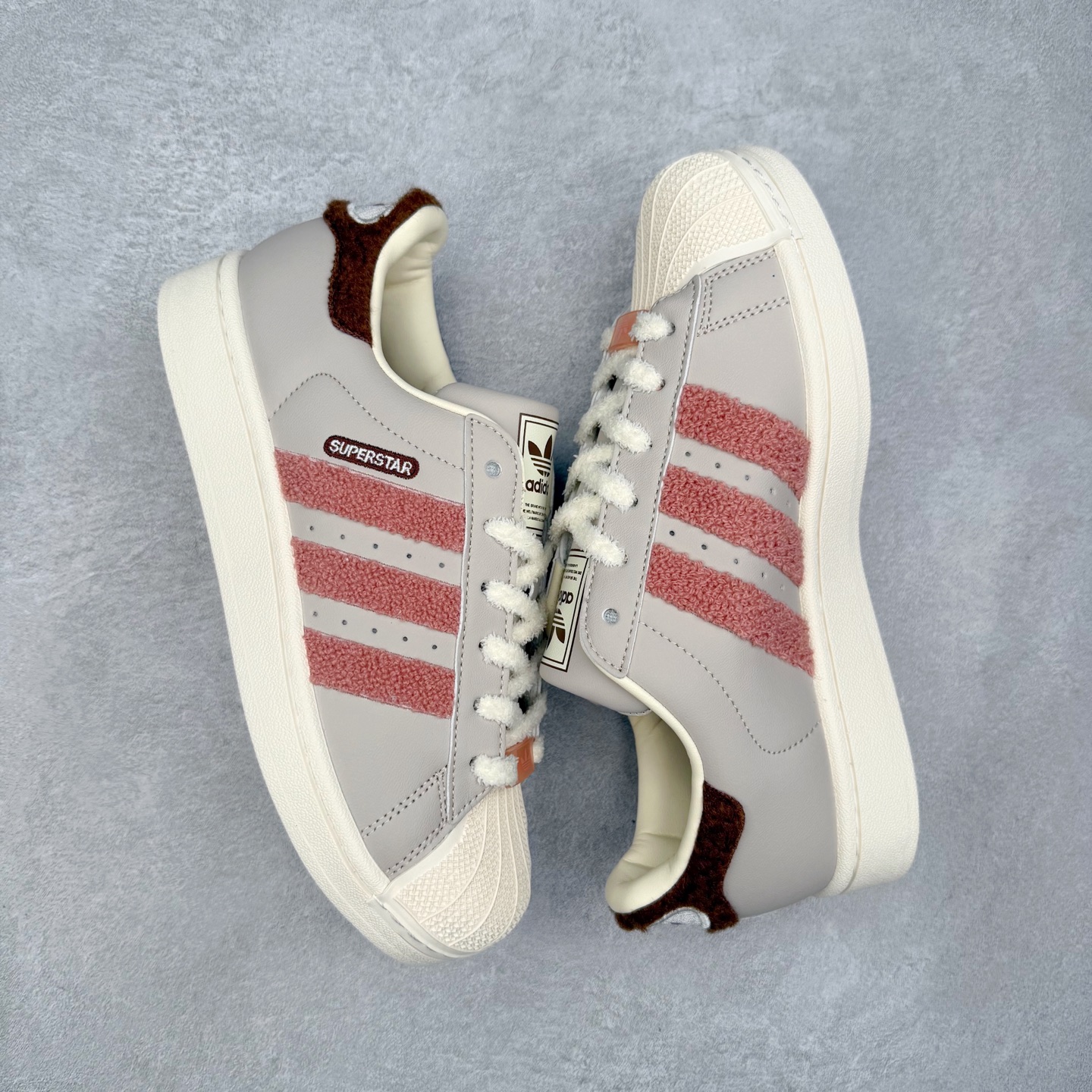 图片[3]-AD Originals Superstar 经典复古贝壳头板鞋 JR6986 诞生于1969年 是第一双将全皮面鞋 身与橡胶鞋头结合在一起的低帮篮球鞋 Superstar最开始 是作为高帮篮球鞋Pro Model的低帮版本而出现的 但因为其独特和醒目的橡胶鞋头造型而让大家熟知 被大家形象地称为\\\”shelltoe\\\”贝壳头 在70年代的美国职业篮球场上 接近3/4的NBA球员都将这双Superstar作为场上用鞋 80年代之后 经过不断的改良和发展 Superstar逐渐成为横跨时装、音乐、街头文化、休闲和运动等各大领域的时尚潮鞋 尺码：36 36.5 37 38 38.5 39 40 40.5 41 42 42.5 43 44 44.5 45-选品中心