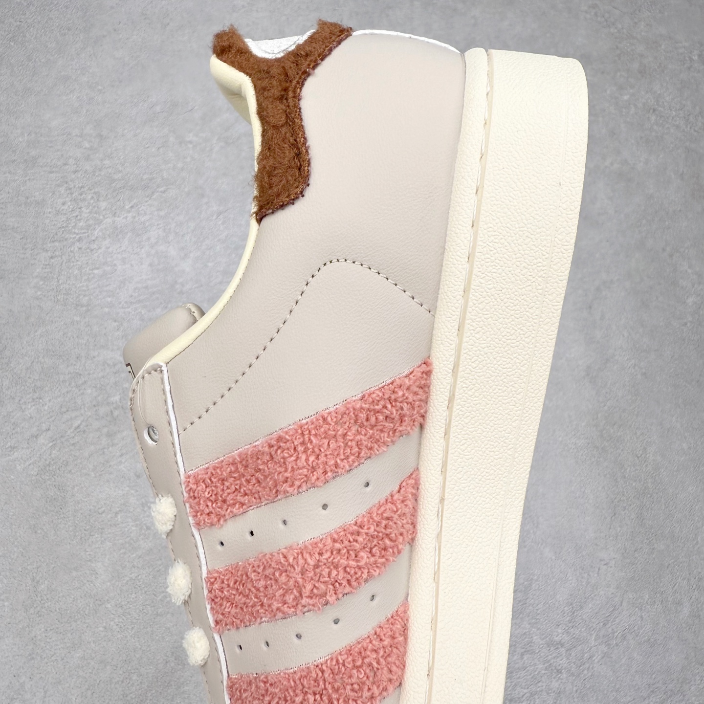 图片[7]-AD Originals Superstar 经典复古贝壳头板鞋 JR6986 诞生于1969年 是第一双将全皮面鞋 身与橡胶鞋头结合在一起的低帮篮球鞋 Superstar最开始 是作为高帮篮球鞋Pro Model的低帮版本而出现的 但因为其独特和醒目的橡胶鞋头造型而让大家熟知 被大家形象地称为\\\”shelltoe\\\”贝壳头 在70年代的美国职业篮球场上 接近3/4的NBA球员都将这双Superstar作为场上用鞋 80年代之后 经过不断的改良和发展 Superstar逐渐成为横跨时装、音乐、街头文化、休闲和运动等各大领域的时尚潮鞋 尺码：36 36.5 37 38 38.5 39 40 40.5 41 42 42.5 43 44 44.5 45-选品中心