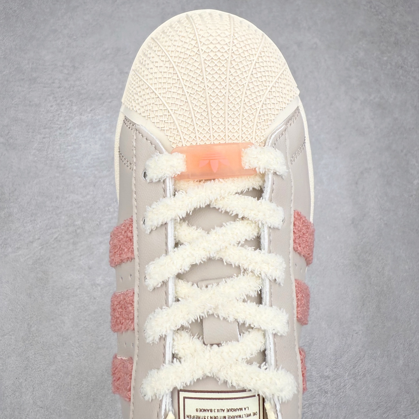 图片[4]-AD Originals Superstar 经典复古贝壳头板鞋 JR6986 诞生于1969年 是第一双将全皮面鞋 身与橡胶鞋头结合在一起的低帮篮球鞋 Superstar最开始 是作为高帮篮球鞋Pro Model的低帮版本而出现的 但因为其独特和醒目的橡胶鞋头造型而让大家熟知 被大家形象地称为\\\”shelltoe\\\”贝壳头 在70年代的美国职业篮球场上 接近3/4的NBA球员都将这双Superstar作为场上用鞋 80年代之后 经过不断的改良和发展 Superstar逐渐成为横跨时装、音乐、街头文化、休闲和运动等各大领域的时尚潮鞋 尺码：36 36.5 37 38 38.5 39 40 40.5 41 42 42.5 43 44 44.5 45-选品中心