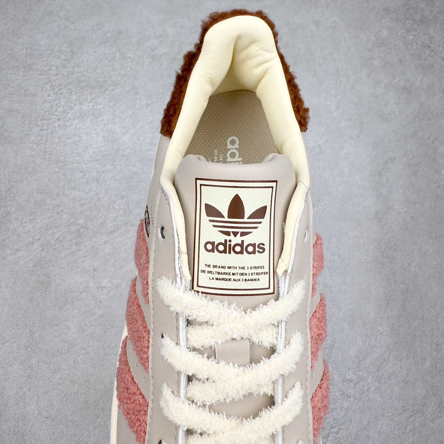 图片[5]-AD Originals Superstar 经典复古贝壳头板鞋 JR6986 诞生于1969年 是第一双将全皮面鞋 身与橡胶鞋头结合在一起的低帮篮球鞋 Superstar最开始 是作为高帮篮球鞋Pro Model的低帮版本而出现的 但因为其独特和醒目的橡胶鞋头造型而让大家熟知 被大家形象地称为\\\”shelltoe\\\”贝壳头 在70年代的美国职业篮球场上 接近3/4的NBA球员都将这双Superstar作为场上用鞋 80年代之后 经过不断的改良和发展 Superstar逐渐成为横跨时装、音乐、街头文化、休闲和运动等各大领域的时尚潮鞋 尺码：36 36.5 37 38 38.5 39 40 40.5 41 42 42.5 43 44 44.5 45-选品中心