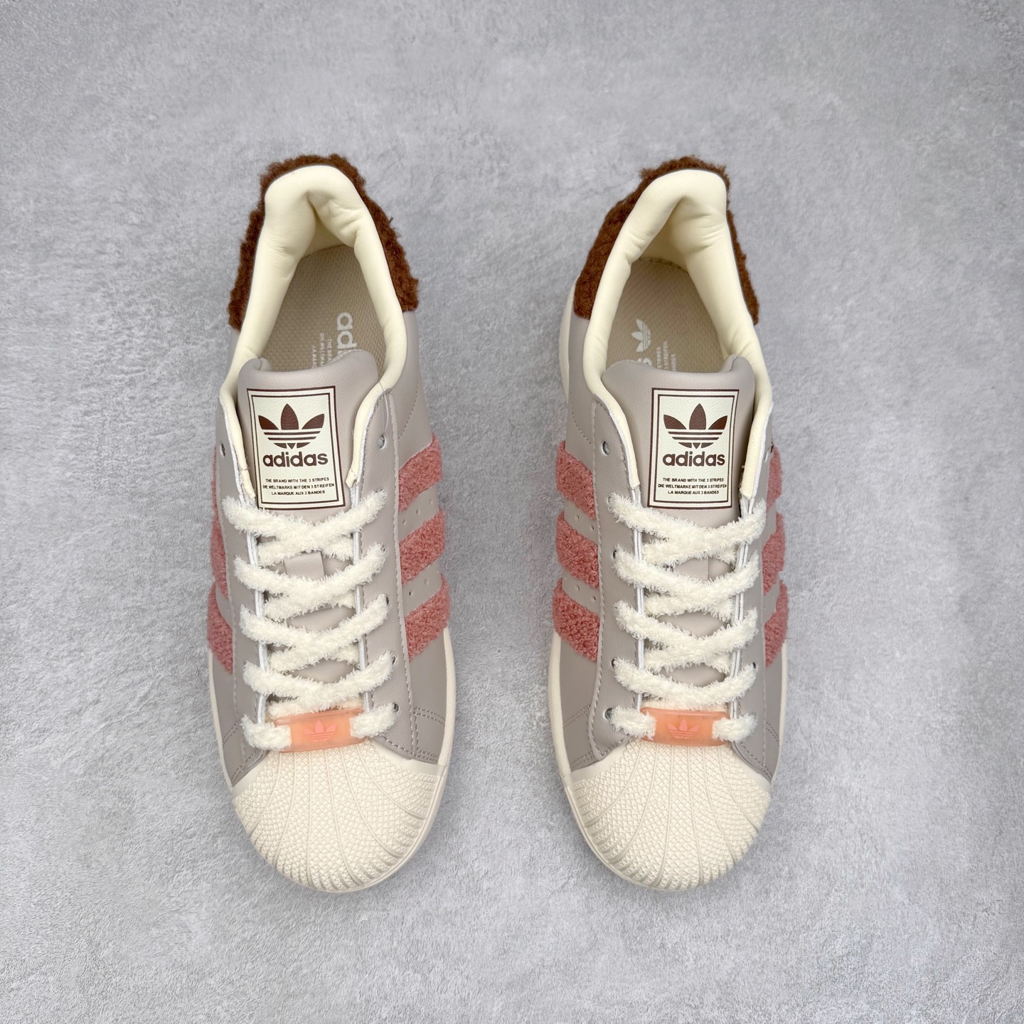 图片[2]-AD Originals Superstar 经典复古贝壳头板鞋 JR6986 诞生于1969年 是第一双将全皮面鞋 身与橡胶鞋头结合在一起的低帮篮球鞋 Superstar最开始 是作为高帮篮球鞋Pro Model的低帮版本而出现的 但因为其独特和醒目的橡胶鞋头造型而让大家熟知 被大家形象地称为\\\”shelltoe\\\”贝壳头 在70年代的美国职业篮球场上 接近3/4的NBA球员都将这双Superstar作为场上用鞋 80年代之后 经过不断的改良和发展 Superstar逐渐成为横跨时装、音乐、街头文化、休闲和运动等各大领域的时尚潮鞋 尺码：36 36.5 37 38 38.5 39 40 40.5 41 42 42.5 43 44 44.5 45-选品中心