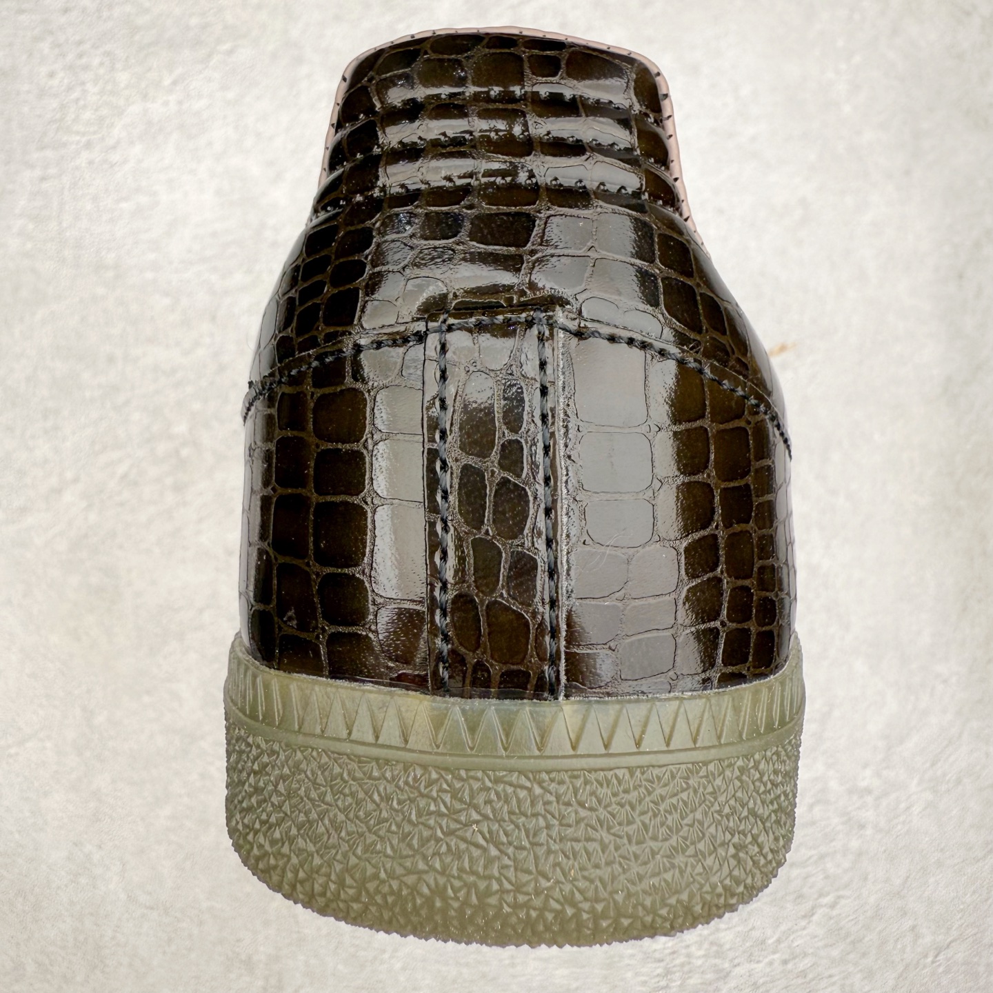 图片[8]-AD Original Samba OG 复古经典轻便板鞋 KI6280 口碑大厂出品 品控大底版型不断改良更新 全套原纸板楦头开发 确保原汁原味 完美呈现桑巴版型 一比一鞋头弧度高度鞋身弧度 此版本只针对中端市场 皮料材质有所更替 其他数据细节工艺流程均保持一致 绝不口嗨 细节品控鞋型随意对比 正确烫金高频细节 原装纳米超迁皮料 独家私模橡胶大底 原盒原配 这款桑巴鞋展示了高质量的工艺 带有装饰的超锁缝制和无缝的手感 柔软、柔软的皮革造型和标志性的3条纹完成了精致的外观 正规合身鞋带 鞋面上有绒面鞋垫 橡胶鞋底 享受正畸套筒软感 自50年代首次亮相以来就一直在赢得粉丝的青睐 尺码：35.5 36 36.5 37.5 38 38.5 39 40 40.5 41 42 42.5 43 44 44.5 45-选品中心