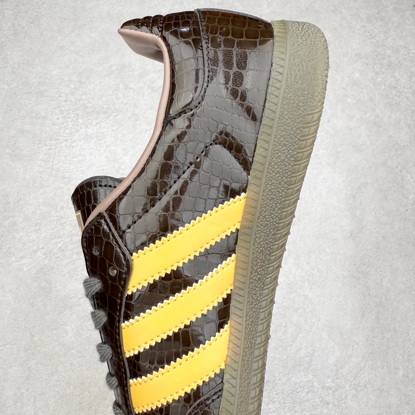 图片[7]-AD Original Samba OG 复古经典轻便板鞋 KI6280 口碑大厂出品 品控大底版型不断改良更新 全套原纸板楦头开发 确保原汁原味 完美呈现桑巴版型 一比一鞋头弧度高度鞋身弧度 此版本只针对中端市场 皮料材质有所更替 其他数据细节工艺流程均保持一致 绝不口嗨 细节品控鞋型随意对比 正确烫金高频细节 原装纳米超迁皮料 独家私模橡胶大底 原盒原配 这款桑巴鞋展示了高质量的工艺 带有装饰的超锁缝制和无缝的手感 柔软、柔软的皮革造型和标志性的3条纹完成了精致的外观 正规合身鞋带 鞋面上有绒面鞋垫 橡胶鞋底 享受正畸套筒软感 自50年代首次亮相以来就一直在赢得粉丝的青睐 尺码：35.5 36 36.5 37.5 38 38.5 39 40 40.5 41 42 42.5 43 44 44.5 45-选品中心