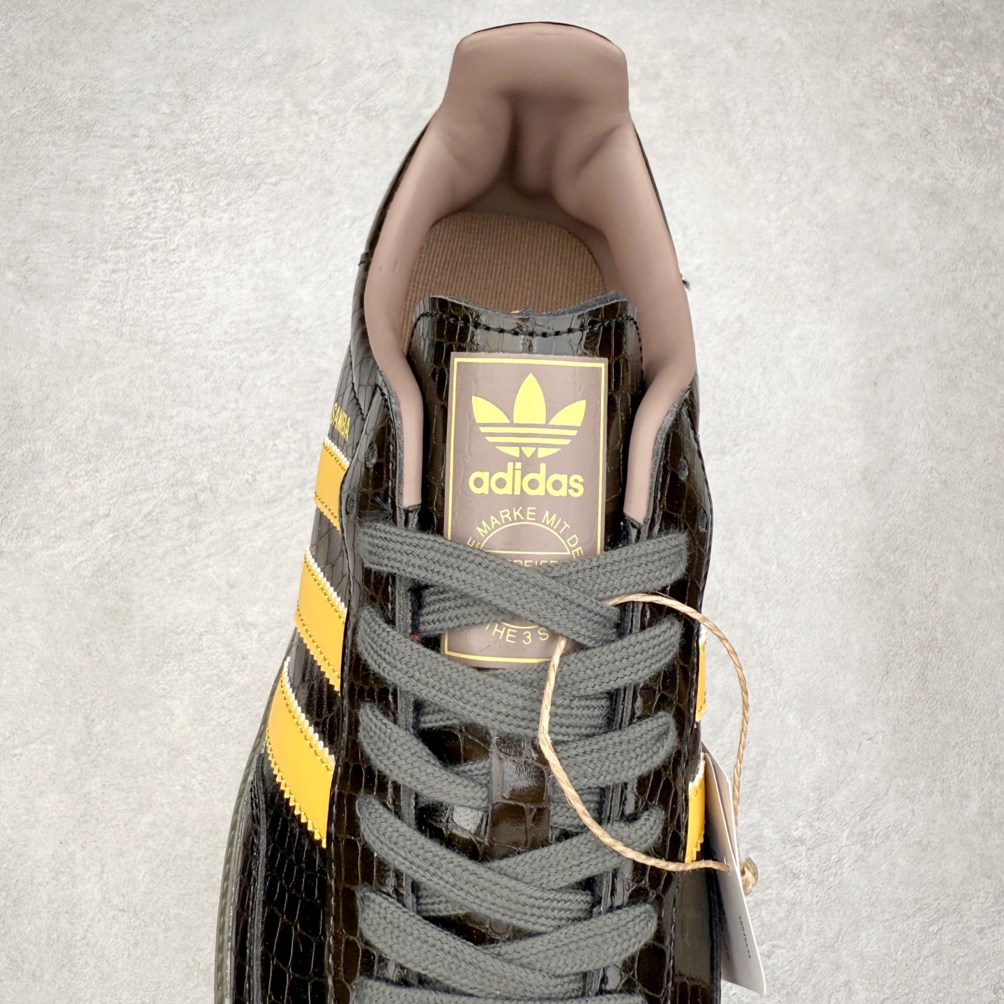 图片[5]-AD Original Samba OG 复古经典轻便板鞋 KI6280 口碑大厂出品 品控大底版型不断改良更新 全套原纸板楦头开发 确保原汁原味 完美呈现桑巴版型 一比一鞋头弧度高度鞋身弧度 此版本只针对中端市场 皮料材质有所更替 其他数据细节工艺流程均保持一致 绝不口嗨 细节品控鞋型随意对比 正确烫金高频细节 原装纳米超迁皮料 独家私模橡胶大底 原盒原配 这款桑巴鞋展示了高质量的工艺 带有装饰的超锁缝制和无缝的手感 柔软、柔软的皮革造型和标志性的3条纹完成了精致的外观 正规合身鞋带 鞋面上有绒面鞋垫 橡胶鞋底 享受正畸套筒软感 自50年代首次亮相以来就一直在赢得粉丝的青睐 尺码：35.5 36 36.5 37.5 38 38.5 39 40 40.5 41 42 42.5 43 44 44.5 45-选品中心