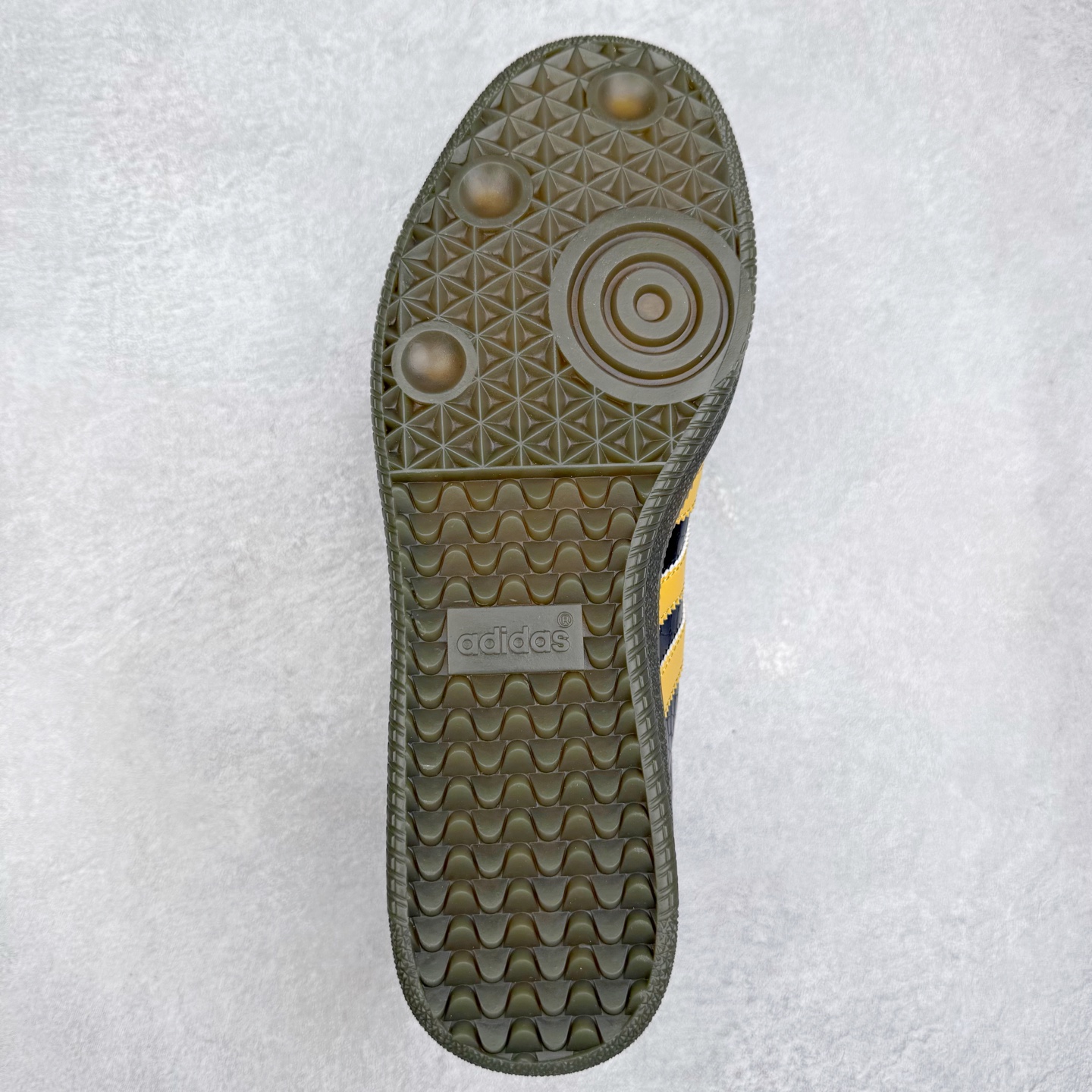 图片[9]-AD Original Samba OG 复古经典轻便板鞋 KI6280 口碑大厂出品 品控大底版型不断改良更新 全套原纸板楦头开发 确保原汁原味 完美呈现桑巴版型 一比一鞋头弧度高度鞋身弧度 此版本只针对中端市场 皮料材质有所更替 其他数据细节工艺流程均保持一致 绝不口嗨 细节品控鞋型随意对比 正确烫金高频细节 原装纳米超迁皮料 独家私模橡胶大底 原盒原配 这款桑巴鞋展示了高质量的工艺 带有装饰的超锁缝制和无缝的手感 柔软、柔软的皮革造型和标志性的3条纹完成了精致的外观 正规合身鞋带 鞋面上有绒面鞋垫 橡胶鞋底 享受正畸套筒软感 自50年代首次亮相以来就一直在赢得粉丝的青睐 尺码：35.5 36 36.5 37.5 38 38.5 39 40 40.5 41 42 42.5 43 44 44.5 45-选品中心