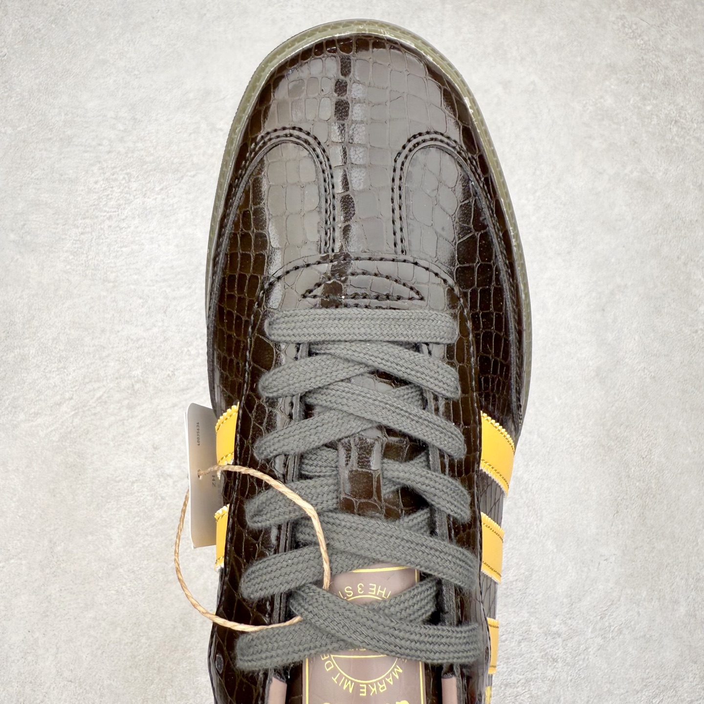 图片[4]-AD Original Samba OG 复古经典轻便板鞋 KI6280 口碑大厂出品 品控大底版型不断改良更新 全套原纸板楦头开发 确保原汁原味 完美呈现桑巴版型 一比一鞋头弧度高度鞋身弧度 此版本只针对中端市场 皮料材质有所更替 其他数据细节工艺流程均保持一致 绝不口嗨 细节品控鞋型随意对比 正确烫金高频细节 原装纳米超迁皮料 独家私模橡胶大底 原盒原配 这款桑巴鞋展示了高质量的工艺 带有装饰的超锁缝制和无缝的手感 柔软、柔软的皮革造型和标志性的3条纹完成了精致的外观 正规合身鞋带 鞋面上有绒面鞋垫 橡胶鞋底 享受正畸套筒软感 自50年代首次亮相以来就一直在赢得粉丝的青睐 尺码：35.5 36 36.5 37.5 38 38.5 39 40 40.5 41 42 42.5 43 44 44.5 45-选品中心