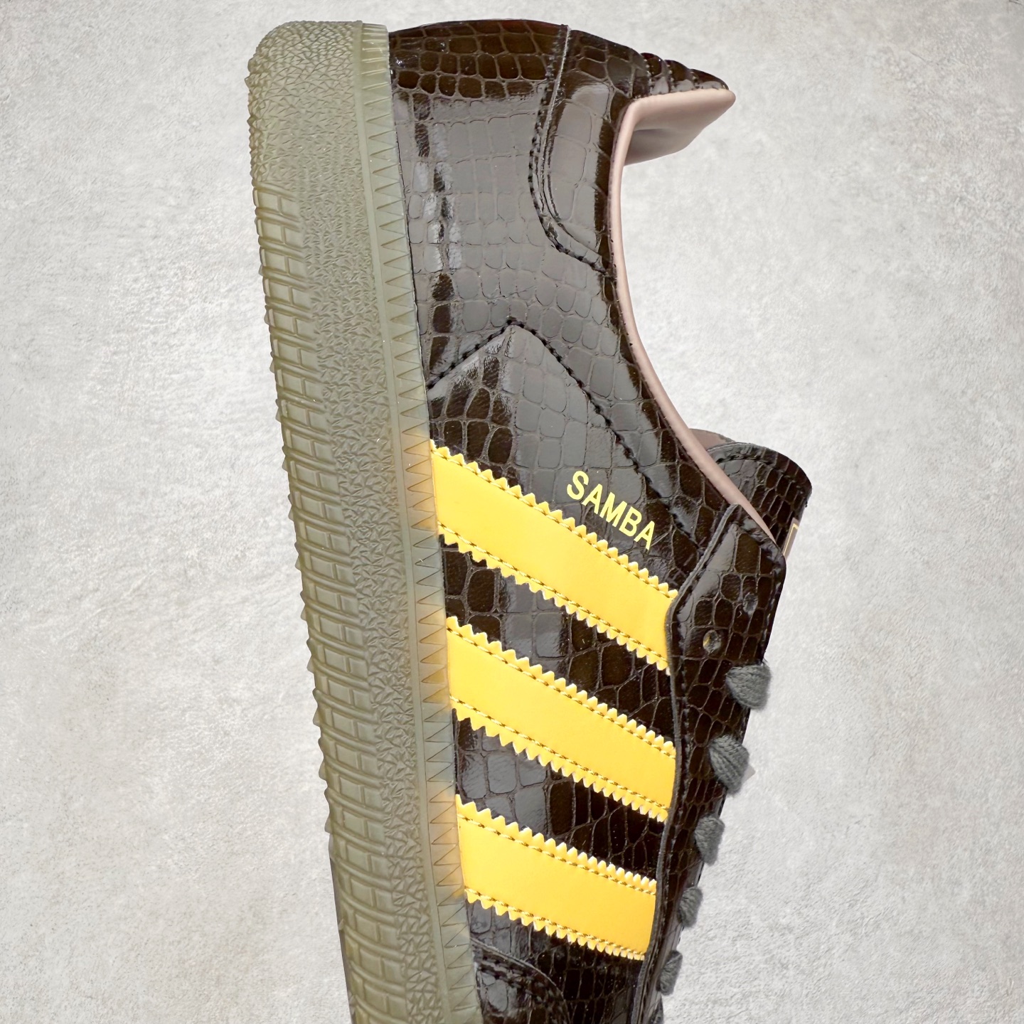 图片[6]-AD Original Samba OG 复古经典轻便板鞋 KI6280 口碑大厂出品 品控大底版型不断改良更新 全套原纸板楦头开发 确保原汁原味 完美呈现桑巴版型 一比一鞋头弧度高度鞋身弧度 此版本只针对中端市场 皮料材质有所更替 其他数据细节工艺流程均保持一致 绝不口嗨 细节品控鞋型随意对比 正确烫金高频细节 原装纳米超迁皮料 独家私模橡胶大底 原盒原配 这款桑巴鞋展示了高质量的工艺 带有装饰的超锁缝制和无缝的手感 柔软、柔软的皮革造型和标志性的3条纹完成了精致的外观 正规合身鞋带 鞋面上有绒面鞋垫 橡胶鞋底 享受正畸套筒软感 自50年代首次亮相以来就一直在赢得粉丝的青睐 尺码：35.5 36 36.5 37.5 38 38.5 39 40 40.5 41 42 42.5 43 44 44.5 45-选品中心