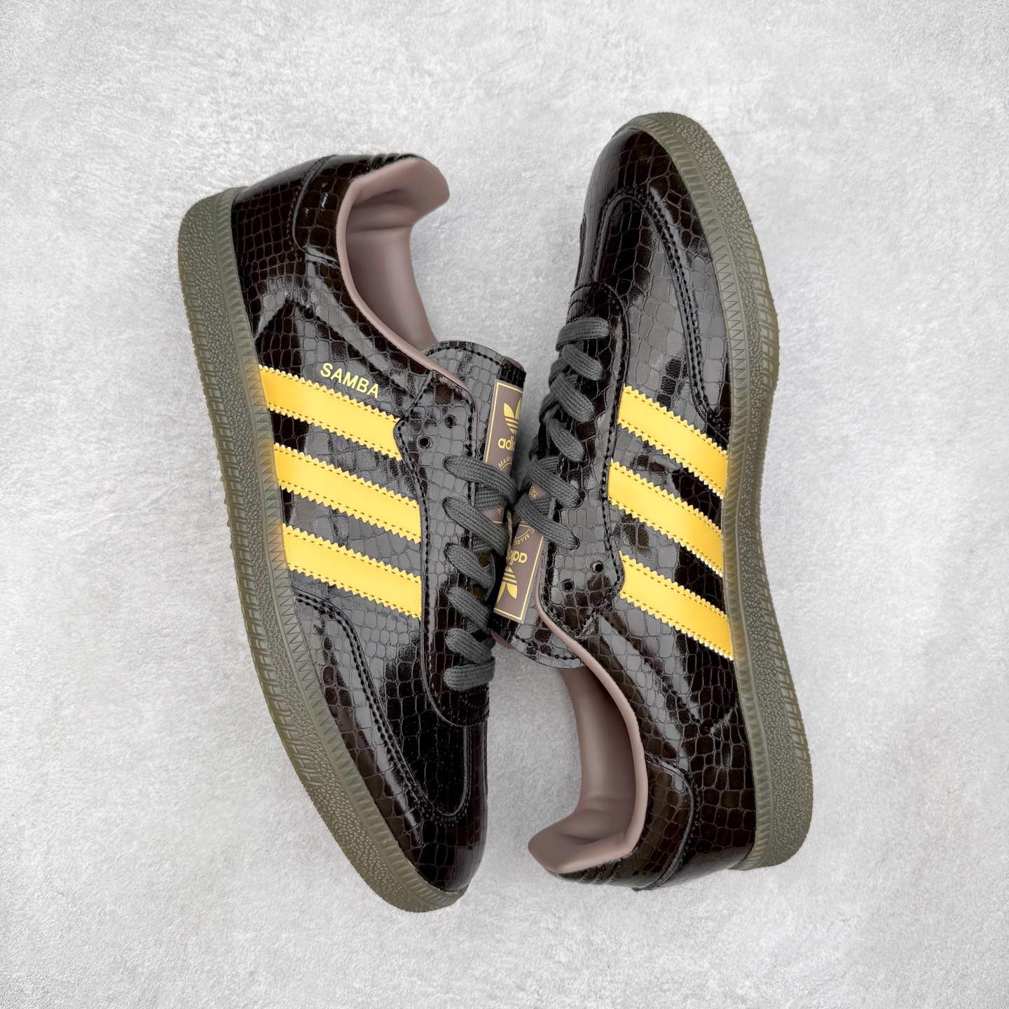 图片[3]-AD Original Samba OG 复古经典轻便板鞋 KI6280 口碑大厂出品 品控大底版型不断改良更新 全套原纸板楦头开发 确保原汁原味 完美呈现桑巴版型 一比一鞋头弧度高度鞋身弧度 此版本只针对中端市场 皮料材质有所更替 其他数据细节工艺流程均保持一致 绝不口嗨 细节品控鞋型随意对比 正确烫金高频细节 原装纳米超迁皮料 独家私模橡胶大底 原盒原配 这款桑巴鞋展示了高质量的工艺 带有装饰的超锁缝制和无缝的手感 柔软、柔软的皮革造型和标志性的3条纹完成了精致的外观 正规合身鞋带 鞋面上有绒面鞋垫 橡胶鞋底 享受正畸套筒软感 自50年代首次亮相以来就一直在赢得粉丝的青睐 尺码：35.5 36 36.5 37.5 38 38.5 39 40 40.5 41 42 42.5 43 44 44.5 45-选品中心