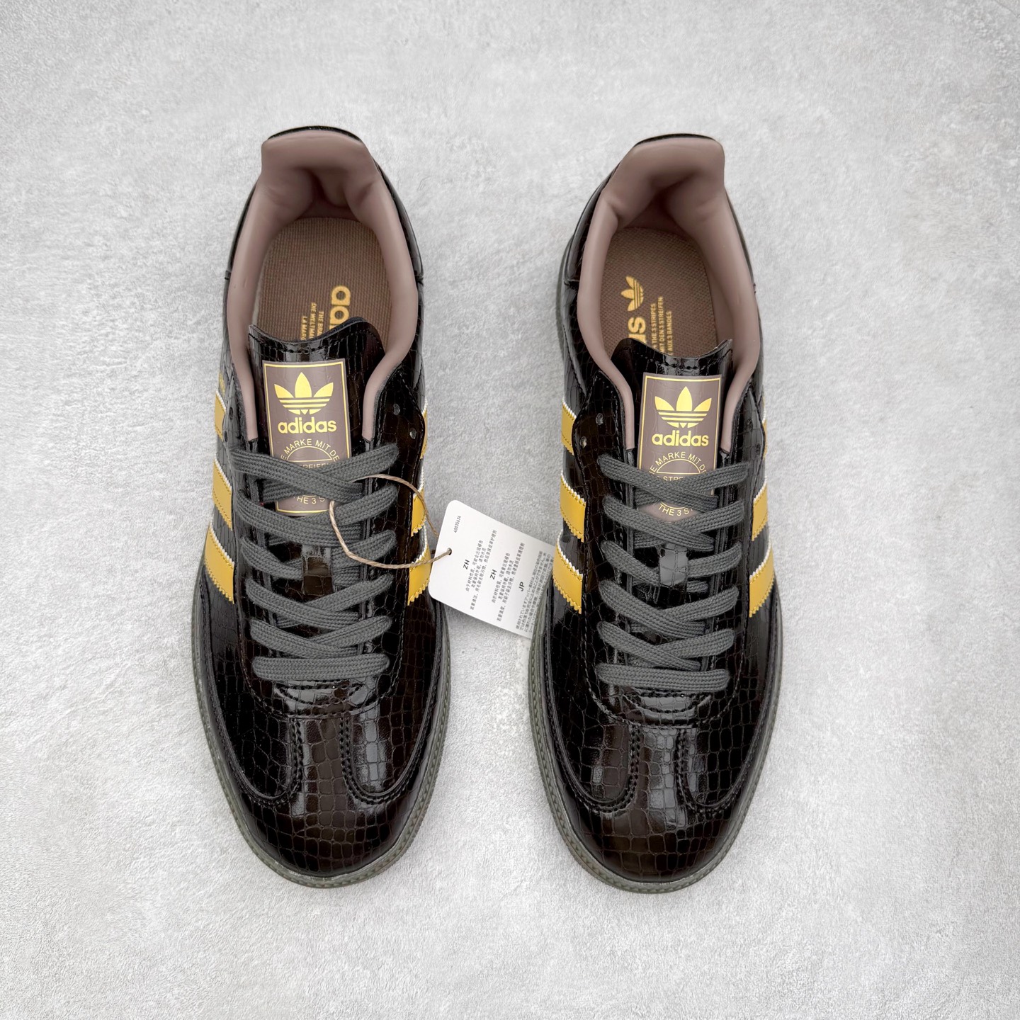 图片[2]-AD Original Samba OG 复古经典轻便板鞋 KI6280 口碑大厂出品 品控大底版型不断改良更新 全套原纸板楦头开发 确保原汁原味 完美呈现桑巴版型 一比一鞋头弧度高度鞋身弧度 此版本只针对中端市场 皮料材质有所更替 其他数据细节工艺流程均保持一致 绝不口嗨 细节品控鞋型随意对比 正确烫金高频细节 原装纳米超迁皮料 独家私模橡胶大底 原盒原配 这款桑巴鞋展示了高质量的工艺 带有装饰的超锁缝制和无缝的手感 柔软、柔软的皮革造型和标志性的3条纹完成了精致的外观 正规合身鞋带 鞋面上有绒面鞋垫 橡胶鞋底 享受正畸套筒软感 自50年代首次亮相以来就一直在赢得粉丝的青睐 尺码：35.5 36 36.5 37.5 38 38.5 39 40 40.5 41 42 42.5 43 44 44.5 45-选品中心