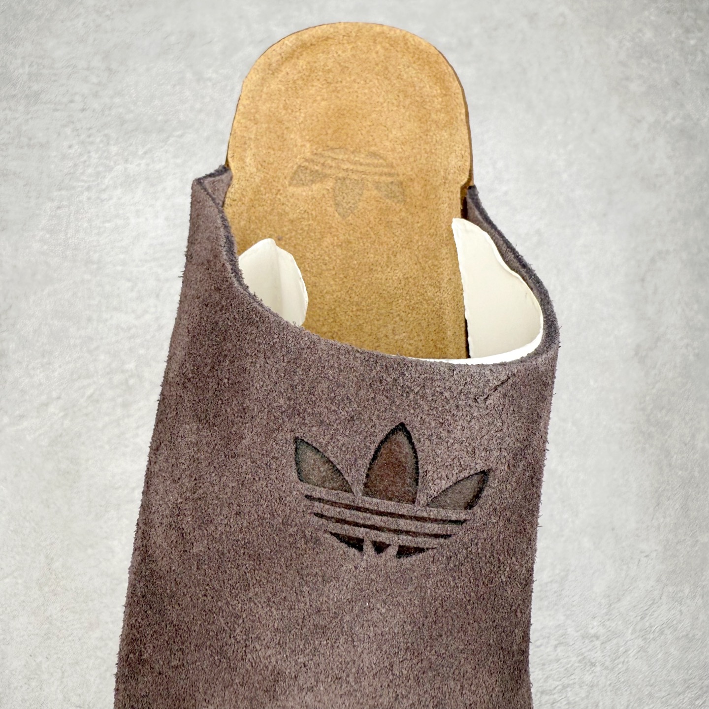 图片[5]-AD Originals Adimule 舒适百搭防磨包头拖鞋 男女同款 实拍调校N版已经零色差零失真 百分百还原实物色彩所见即所得 不存在货不对板色差等低级问题 选购参考实物拍摄 不混卖不参货 只用心做好货严格选品 承诺混一赔十 尺码：36 36.5 37.5 38 38.5 39 40 40.5 41 42 42.5 43 44 44.5 45-选品中心